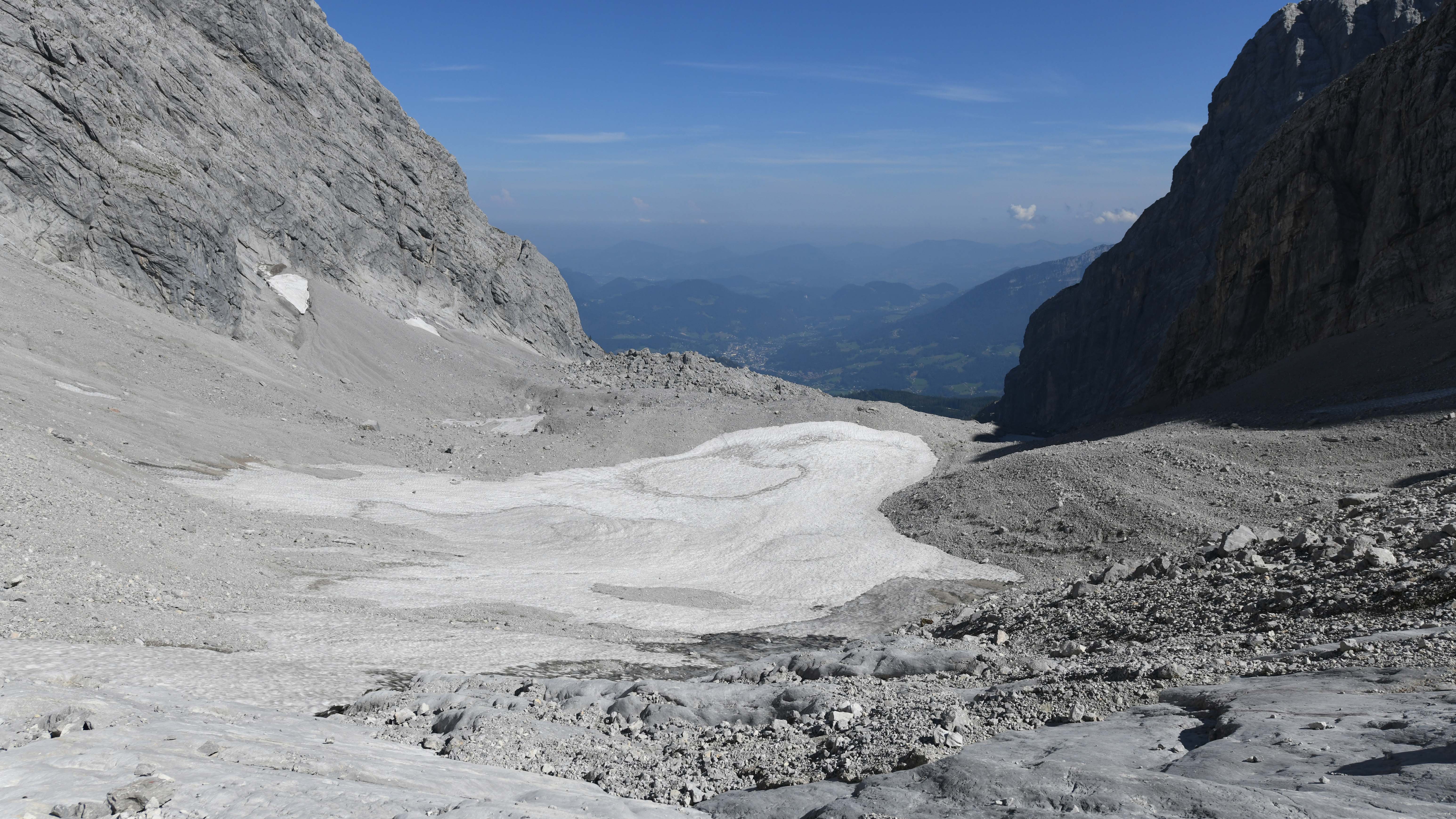 ARCHIV - 10.09.2021, Bayern, Sch&ouml;nau Am K&ouml;nigssee: Altschnee und Ger&ouml;ll liegen auf dem kleinen &Uuml;berrest des Watzmanngletschers. Der Gletscher auf &uuml;ber 2000 Metern H&ouml;he im oberen Watzmannkar schrumpft und wird wahrscheinlich in einigen Jahren verschwunden sein. (Zu dpa "EU-Dienst: Alpen verloren 2022 so viel Gletschereis wie nie zuvor") Foto: Angelika Warmuth/dpa +++ dpa-Bildfunk +++
