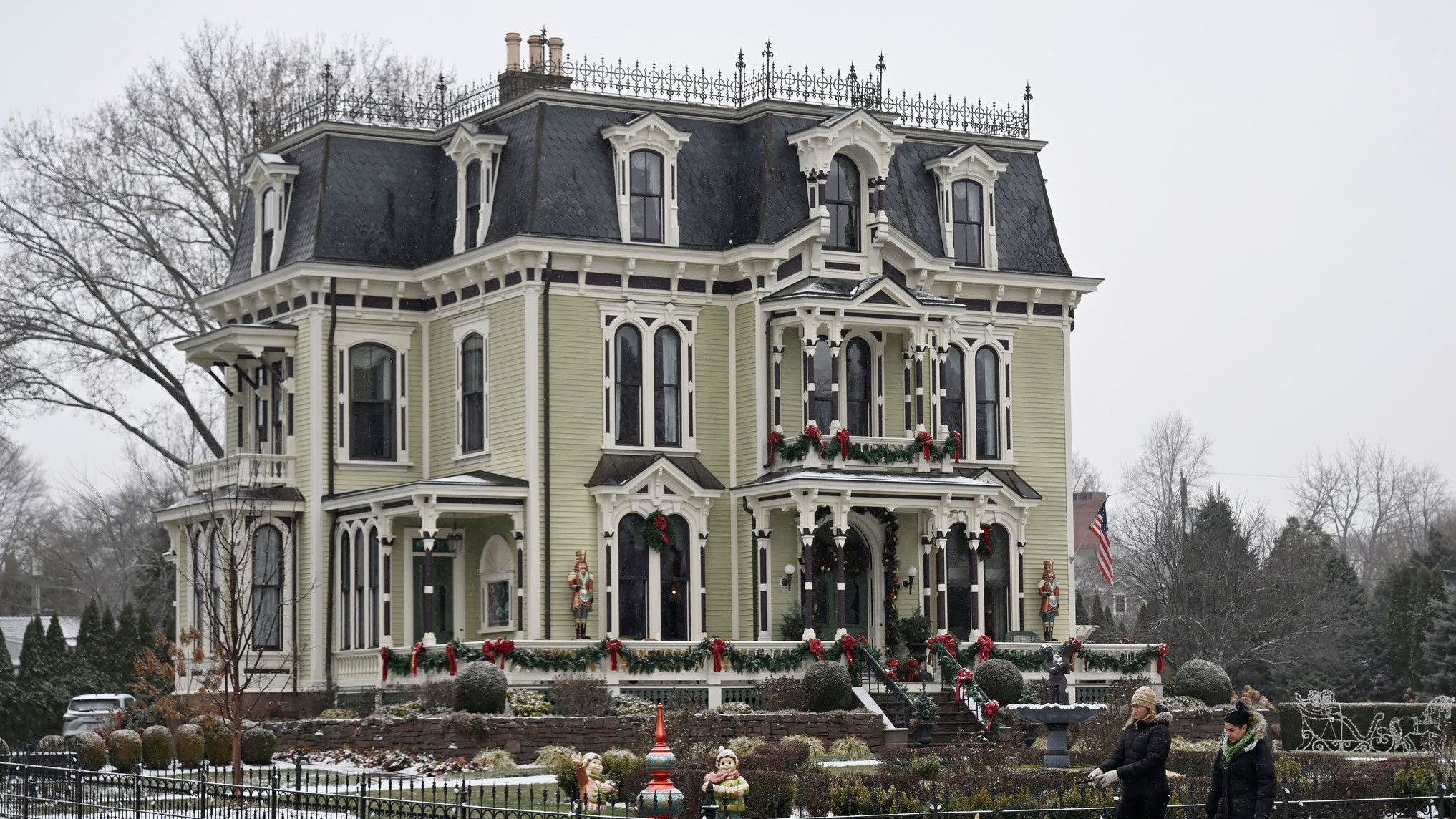 6. Dezember 2025, Wethersfield, Connecticut: Menschen gehen am Silas W Robbins B & B vorbei, wo Teile des Hallmark-Films &bdquo;Christmas on Honeysuckle Lane&ldquo; gedreht wurden. (AP Photo/Jessica Hill)