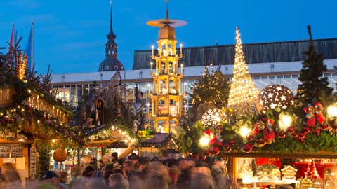 ARCHIV - 28.11.2018, Sachsen, Dresden: Die Weihnachtspyramide dreht sich hinter den Verkaufsst‰nden auf dem Striezelmarkt.(zu dpa ´Weihnachtsm‰rkte in der Pandemie: Wo und wie sie stattfindenª) Foto: Sebastian Kahnert/dpa +++ dpa-Bildfunk +++