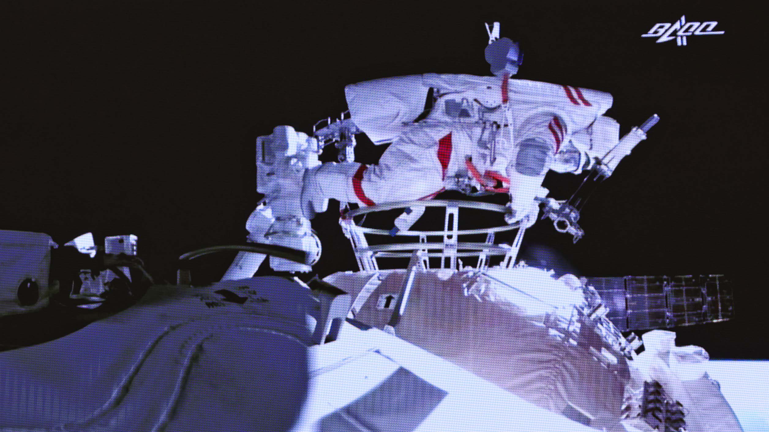 SCREENSHOT - 04.07.2021, China, Peking: Dieses im Pekinger Raumfahrtkontrollzentrum aufgenommene Videostandbild zeigt, wie der chinesische Astronaut Liu Boming aus dem Kernmodul der Raumstation &acute;Tiangong&ordf; aussteigt. Zum ersten Mal sind chinesische Astronauten zu einem Auﬂeneinsatz aus ihrer im Bau befindlichen Raumstation &acute;Tiangong&ordf; ausgestiegen. Im chinesischen Staatsfernsehen war am 04.07.2021 zu sehen, wie die Astronauten Liu Boming und Tang Hongbo in ihren Raumanz&cedil;gen die Station verlieﬂen. Foto: Jin Liwang/XinHua/dpa +++ dpa-Bildfunk +++