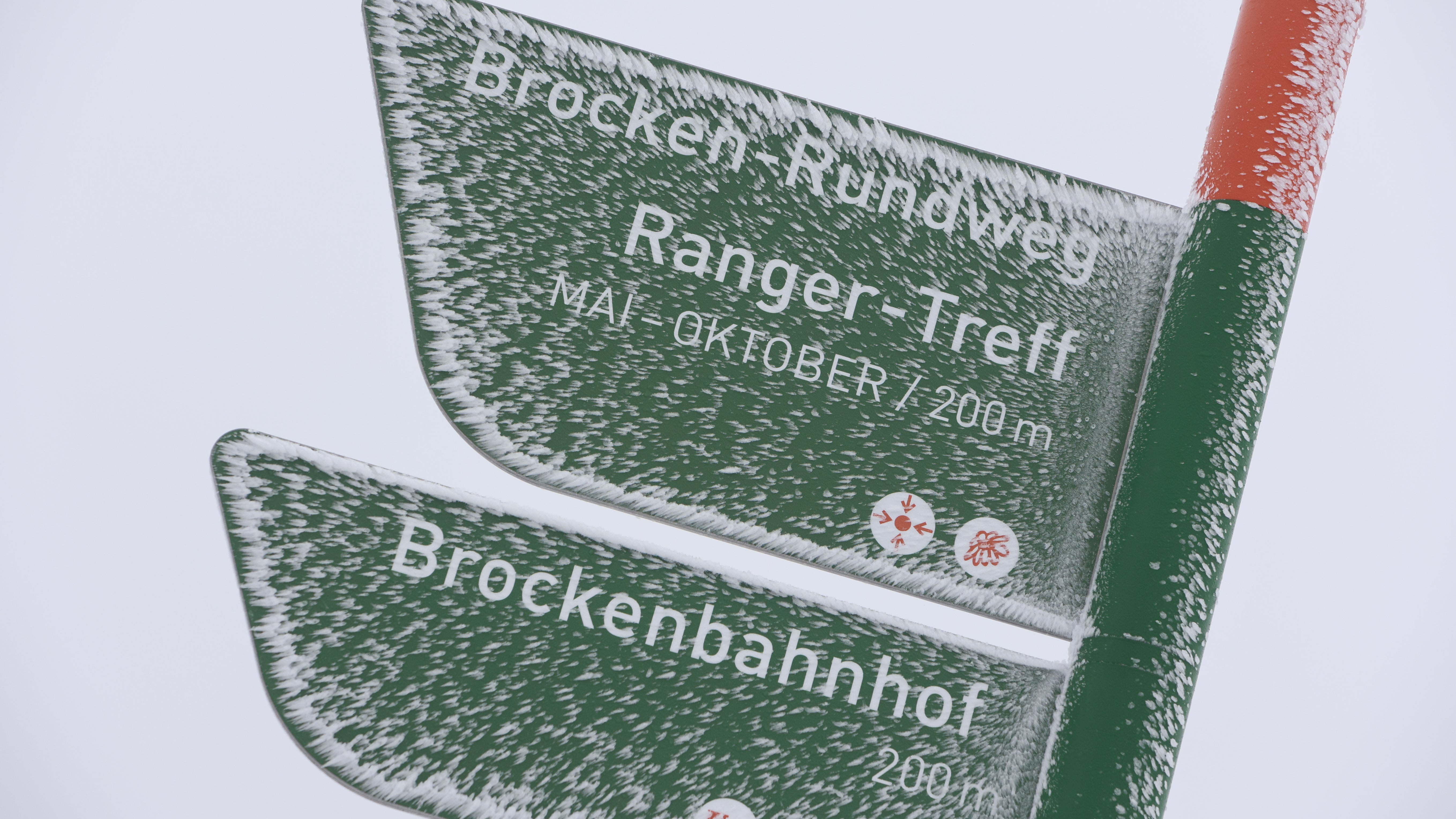 25.04.2023, Sachsen-Anhalt, Schierke: Schneebedeckt sind die Hinweisschilder auf dem Brocken. Der Harzgipfel h&uuml;llte sich heute in Nebel. Bei Temperaturen um Minus 2 Grad bildete sich eine leichte Schneedecke auf dem Berg. In den kommenden Tagen bleibt es in den Hochlagen des Harzes weiter frostig. (Matthias Bein/dpa)