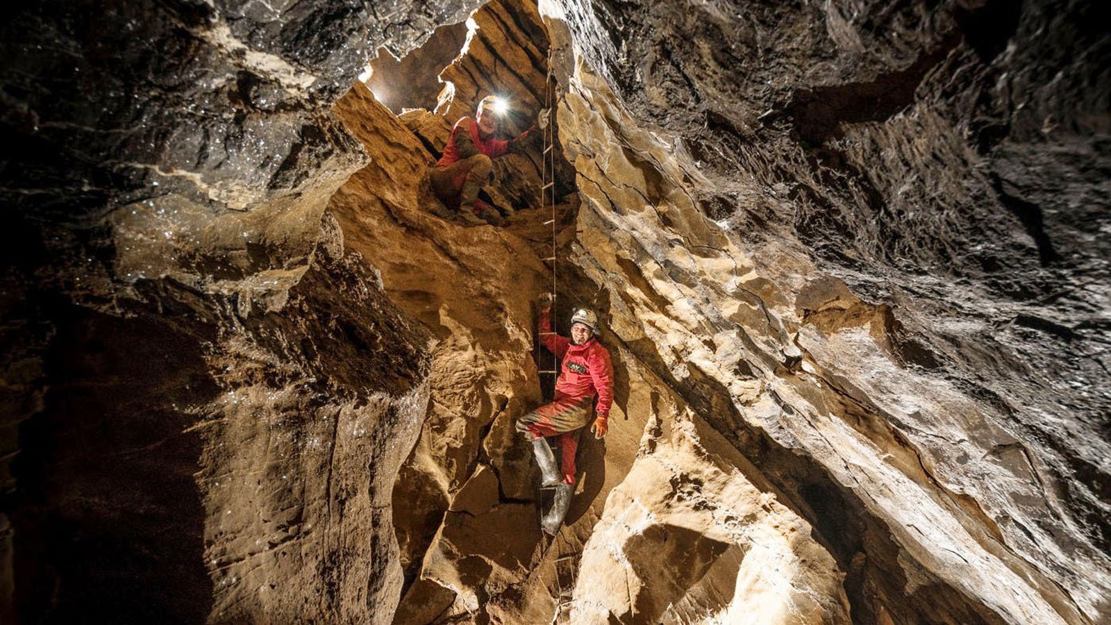 HANDOUT - 11.09.2019, Nordrhein-Westfalen, Engelskirchen: Forscher erkunden das Innere der im M&auml;rz entdeckten, Millionen Jahre alten Windloch-H&ouml;hle. Die Forscher haben in den vergangenen Monaten insgesamt f&uuml;nf Kilometer lange G&auml;nge vermessen. Damit ist sie nach Angaben von H&ouml;hlenforschern &auml;hnlich gro&szlig; wie die Kluterth&ouml;hle in Ennepetal und die Atta-H&ouml;hle in Attendorn im Sauerland. Foto: ---/Stadt Engelskirchen /dpa - ACHTUNG: Nur zur redaktionellen Verwendung und nur mit vollst&auml;ndiger Nennung des vorstehenden Credits +++ dpa-Bildfunk +++