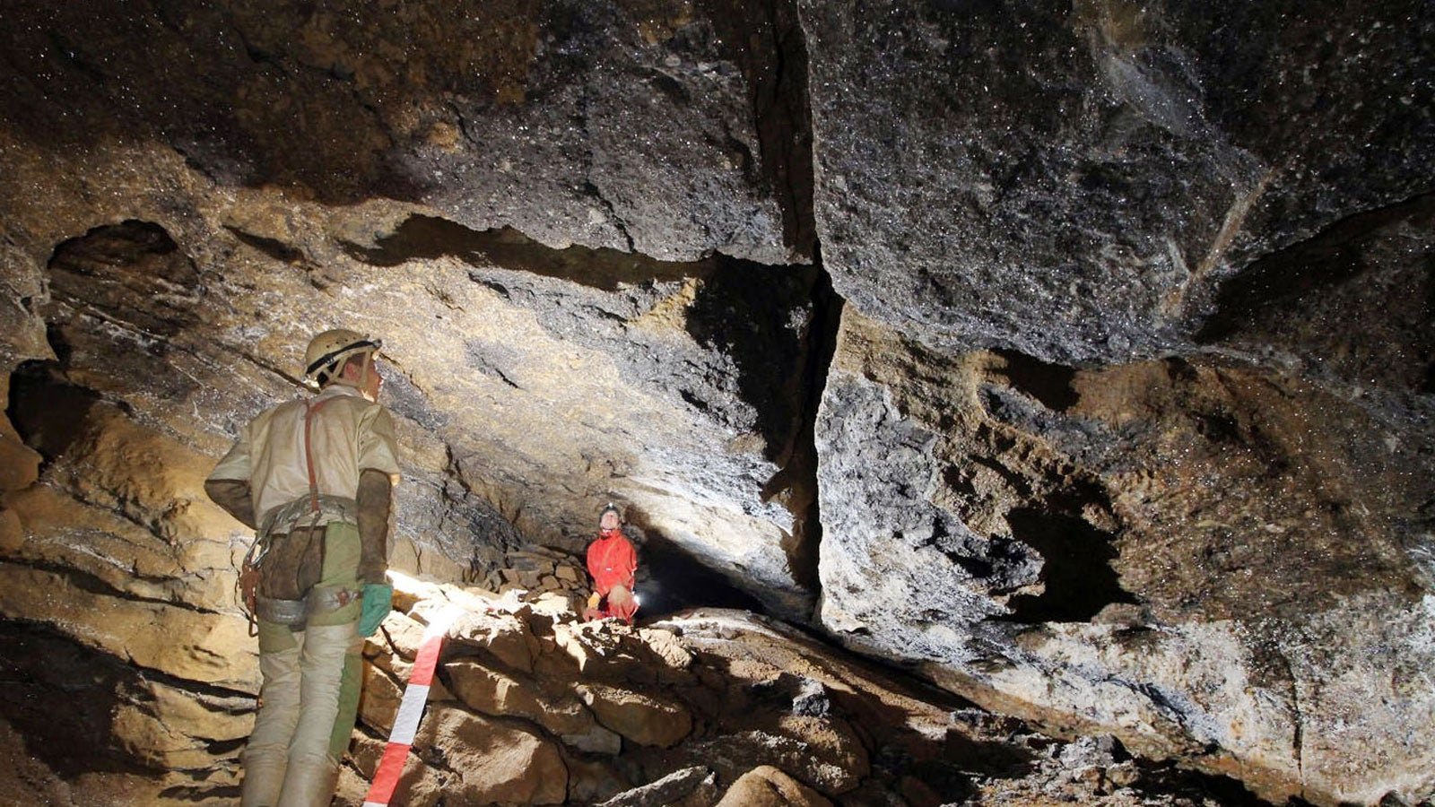 HANDOUT - 11.09.2019, Nordrhein-Westfalen, Engelskirchen: Forscher erkunden das Innere der im M&auml;rz entdeckten, Millionen Jahre alten Windloch-H&ouml;hle. Die Forscher haben in den vergangenen Monaten insgesamt f&uuml;nf Kilometer lange G&auml;nge vermessen. Damit ist sie nach Angaben von H&ouml;hlenforschern &auml;hnlich gro&szlig; wie die Kluterth&ouml;hle in Ennepetal und die Atta-H&ouml;hle in Attendorn im Sauerland. Foto: ---/Stadt Engelskirchen /dpa - ACHTUNG: Nur zur redaktionellen Verwendung und nur mit vollst&auml;ndiger Nennung des vorstehenden Credits +++ dpa-Bildfunk +++