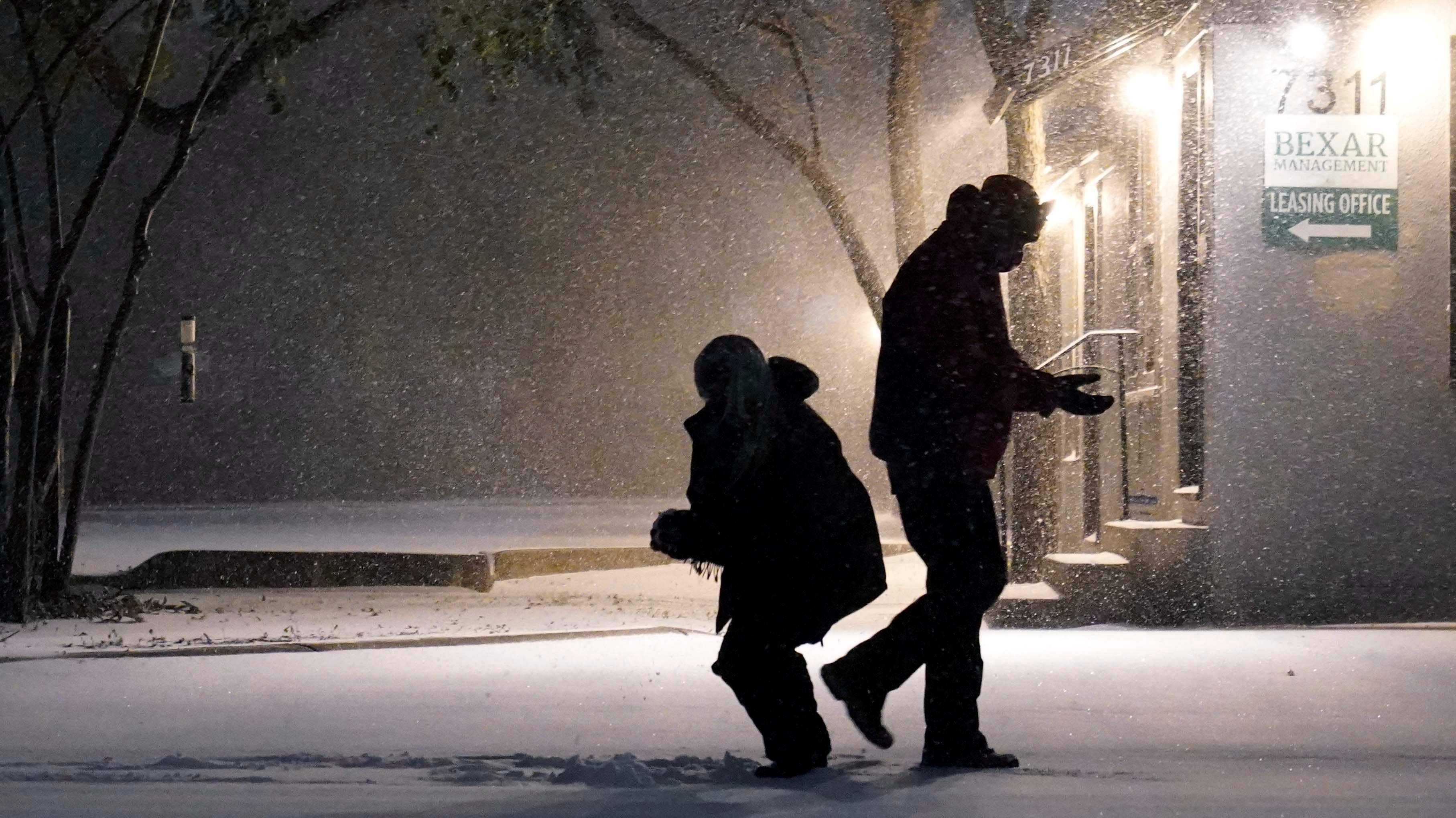 14.02.2021, USA, San Antonio: Zwei Menschen spielen im Schnee. Im s&cedil;dlichen US-Bundesstaat Texas sind wegen ungew&circ;hnlich kalten Winterwetters Hunderttausende Menschen mindestens zeitweise ohne Strom gewesen. Foto: Eric Gay/AP/dpa +++ dpa-Bildfunk +++