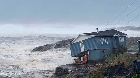 dpatopbilder - HANDOUT - 25.09.2022, Kanada, Port Aux Basques: Auf diesem von Wreckhouse Press zur Verf¸gung gestellten Foto k‰mpft ein Haus gegen die starken Winde des Tropensturms Fiona in Port aux Basques, Neufundland und Labrador, Samstag, 24. September 2022. Das Haus ist inzwischen auf See verloren gegangen. (Rene Roy/Wreckhouse Press via AP) Foto: Rene Roy/Wreckhouse Press/AP/dpa - ACHTUNG: Nur zur redaktionellen Verwendung im Zusammenhang mit einer Berichterstattung ¸ber und nur mit vollst‰ndiger Nennung des vorstehenden Credits +++ dpa-Bildfunk +++