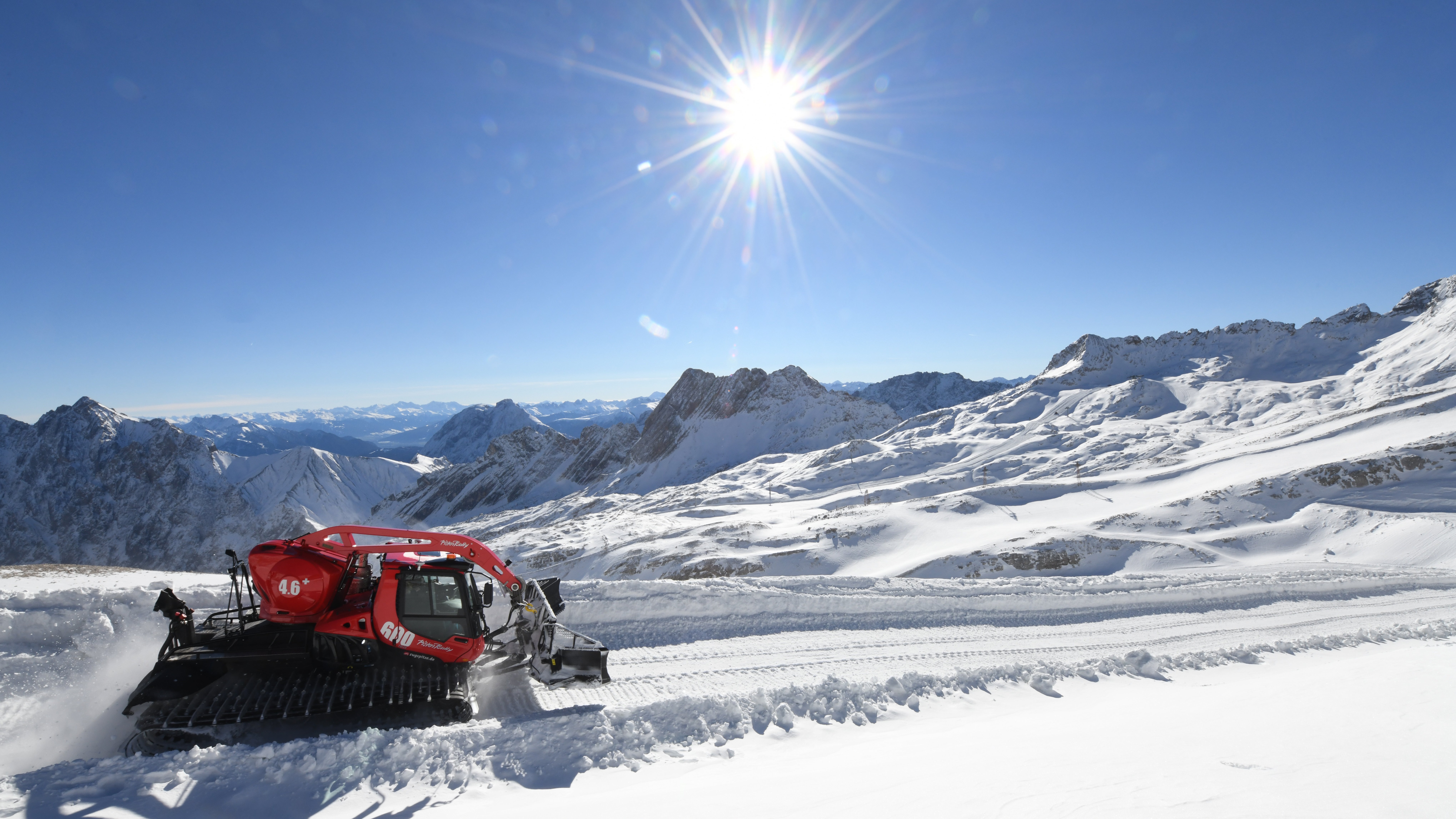 Bayern, Grainau: Eine Schneeraupe pr&auml;pariert eine Piste am Zugspitzplatt. Skigebiete r&uuml;sten sich f&uuml;r die kommende Saison.