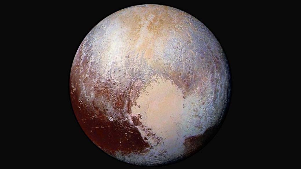 HANDOUT - 23.07.2015, ---: Ein Bild, bei dem die Farben nachbearbeitet wurden und das von der Nasa am 24 Juli 2015 zur Verf&uuml;gung gestellt wurde, zeigt den Zwergplaneten Pluto. (Zu dpa "Vom Popstar zum Eiszwerg - vor 90 Jahren wurde Pluto entdeckt") Foto: Nasa/Epa/dpa - ACHTUNG: Nur f&uuml;r Bezieher des Dienstes dpa-Nachrichten f&uuml;r Kinder und mit vollst&auml;ndiger Nennung des vorstehenden Credits +++ dpa-Bildfunk +++