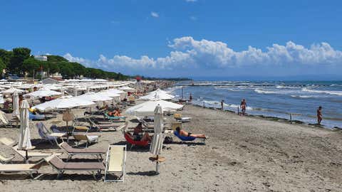 14.07.2021, Italien, Grado: Der Strand von Grado in Norditalien. (Archivbild) (Alexandra Frank/dpa-tmn)