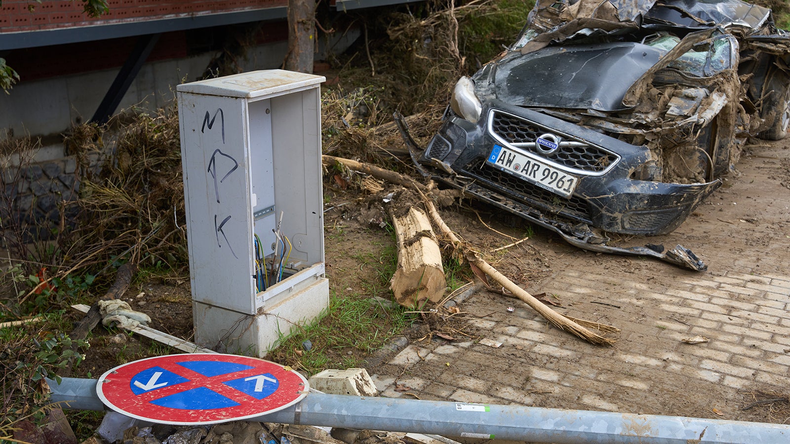 25.07.2021, Rheinland-Pfalz, Bad Neuenahr-Ahrweiler: Ein Schaltkasten f&uuml;r Telefonverbindungen wurde durch die Flut total zerst&ouml;rt. Im durch das Hochwasser stark verw&uuml;steten Ahrtal gehen die Aufr&auml;umarbeiten unvermindert weiter. Foto: Thomas Frey/dpa +++ dpa-Bildfunk +++