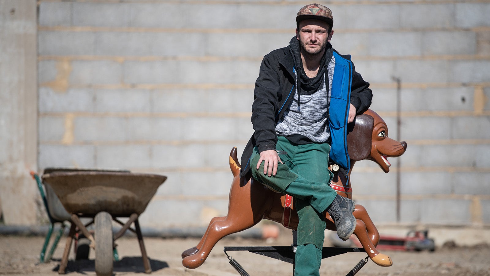10.03.2022, Rheinland-Pfalz, Schuld: Der Schausteller Tim Himmes sitzt inmitten seiner Haus-Baustelle auf einem alten Karusselltier. Monate nach der t&ouml;dlichen Flutwelle f&uuml;hlen sich viele Betroffene von den Beh&ouml;rden im Stich gelassen. (Zu dpa "Acht Monate nach der Flut: Ohnmacht und Tr&auml;nen im Ahrtal" vom 13.03.2022) Foto: Boris Roessler/dpa +++ dpa-Bildfunk +++
