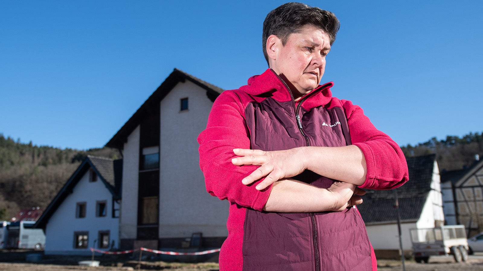 10.03.2022, Rheinland-Pfalz, Insul: Manuela G&ouml;ken steht vor ihrem ehemaligen Haus. Da das Geb&auml;ude durch die Flut stark besch&auml;digt wurde, ist G&ouml;ken mit ihrem Freund mittlerweile in einen anderen Ort gezogen. Monate nach der t&ouml;dlichen Flutwelle f&uuml;hlen sich viele Betroffene von den Beh&ouml;rden im Stich gelassen. (Zu dpa "Acht Monate nach der Flut: Ohnmacht und Tr&auml;nen im Ahrtal" vom 13.03.2022) Foto: Boris Roessler/dpa +++ dpa-Bildfunk +++