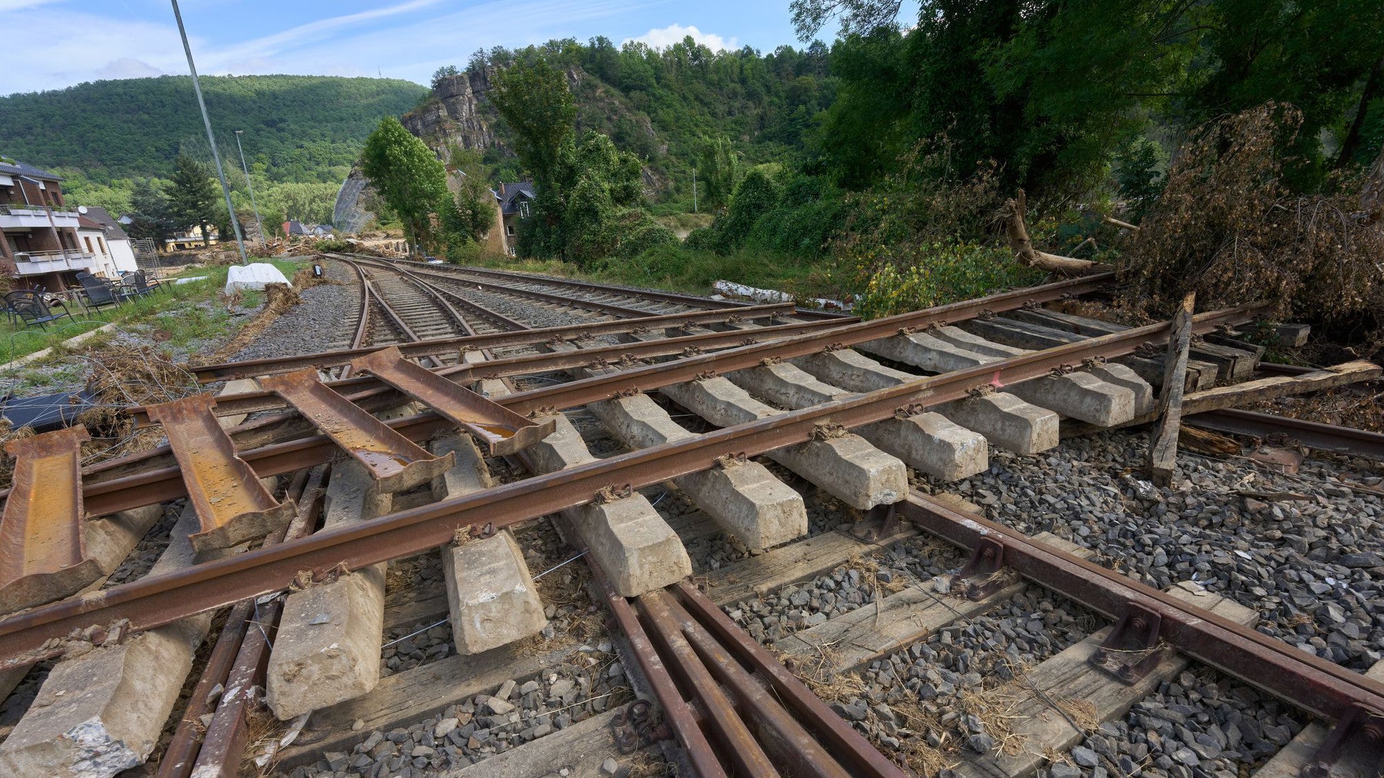 30.07.2021, Rheinland-Pfalz, Kreuzberg: Bahngleise liegen in der N&auml;he des Bahnhofs im Ahrtal quer auf der Bahnstrecke. (Archivbild) (Thomas Frey/dpa)