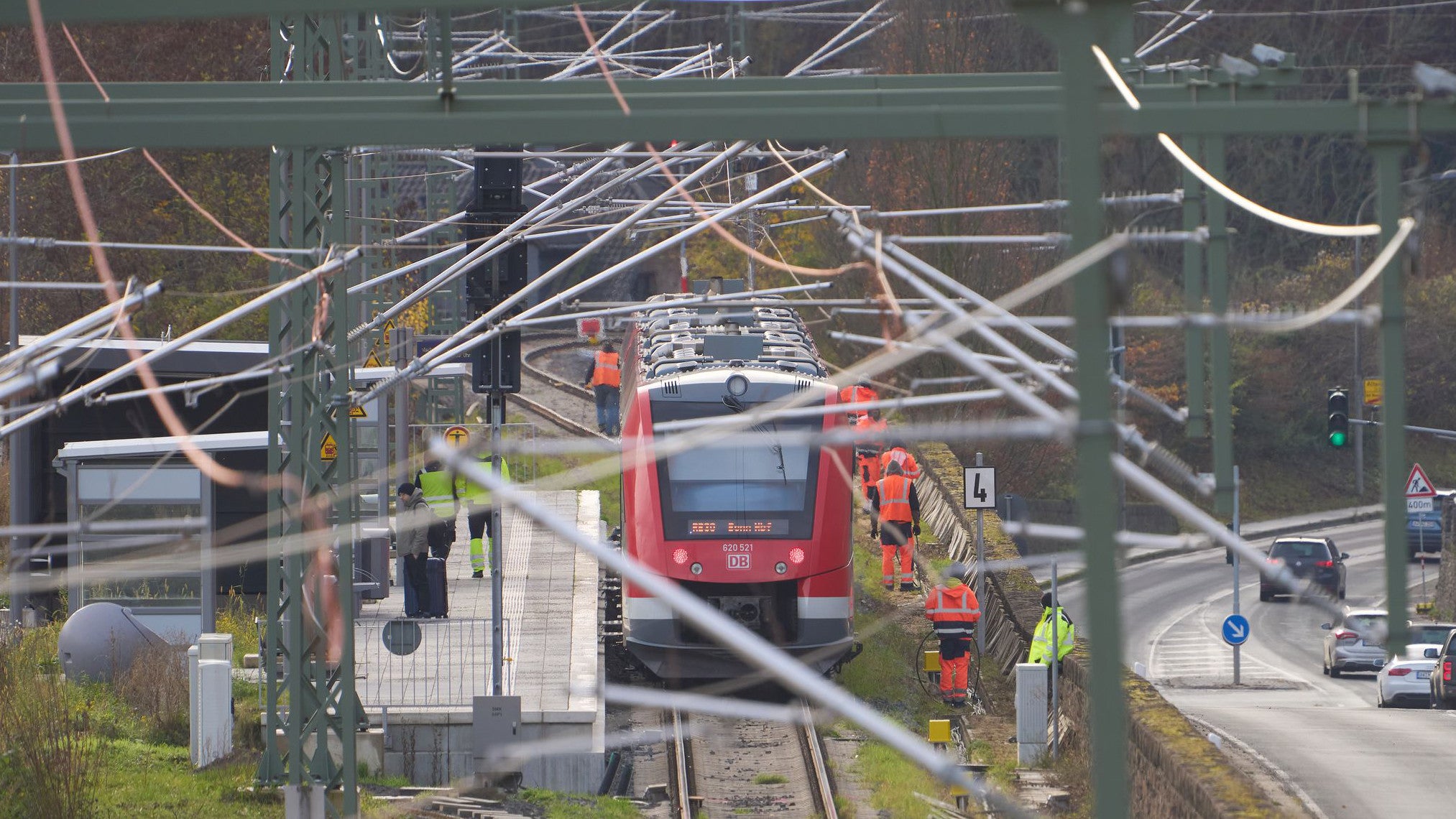 20.11.2025, Rheinland-Pfalz, Ahrweiler: Arbeiter sind mit dem Aufbau der Oberleitung an der Bahnstrecke durch das Ahrtal besch&auml;ftigt. (Thomas Frey/dpa)
