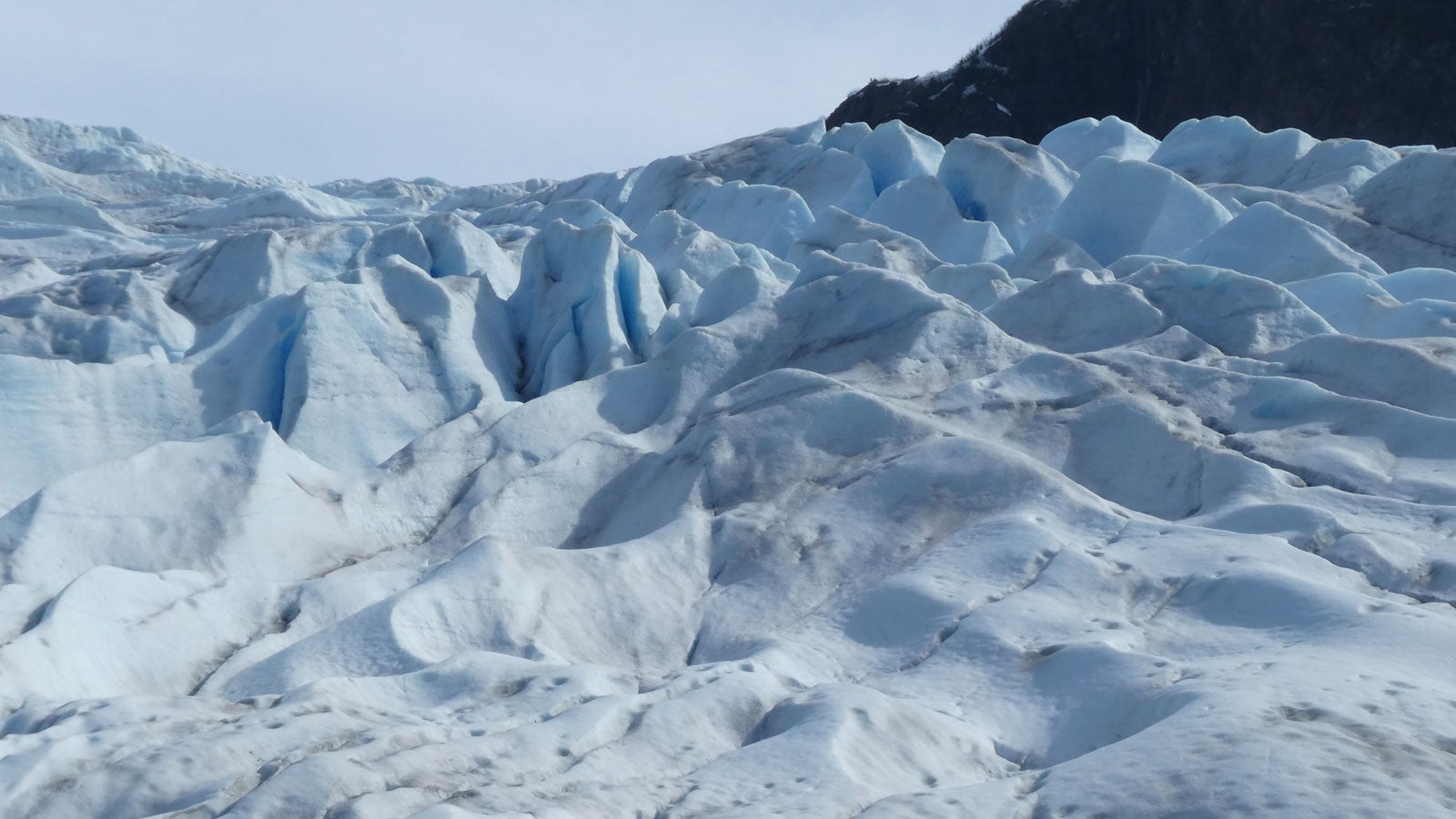 09.05.2020, USA, Juneau: Mendenhall-Gletscher. Der Gletscher ist eine beliebte lokale Attraktion. Foto: Becky Bohrer/AP/dpa +++ dpa-Bildfunk +++