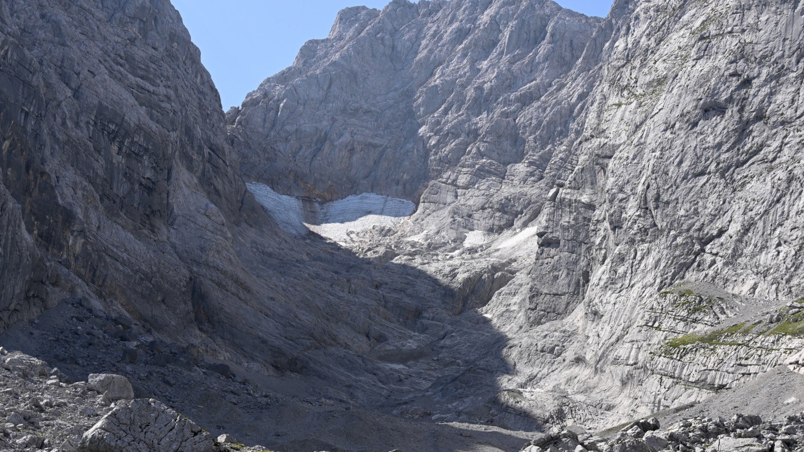 13.08.2025, NA, Berchtesgarden: Der Blaueisgletscher liegt im oberen Blaueiskar. Foto: Angelika Warmuth/dpa 