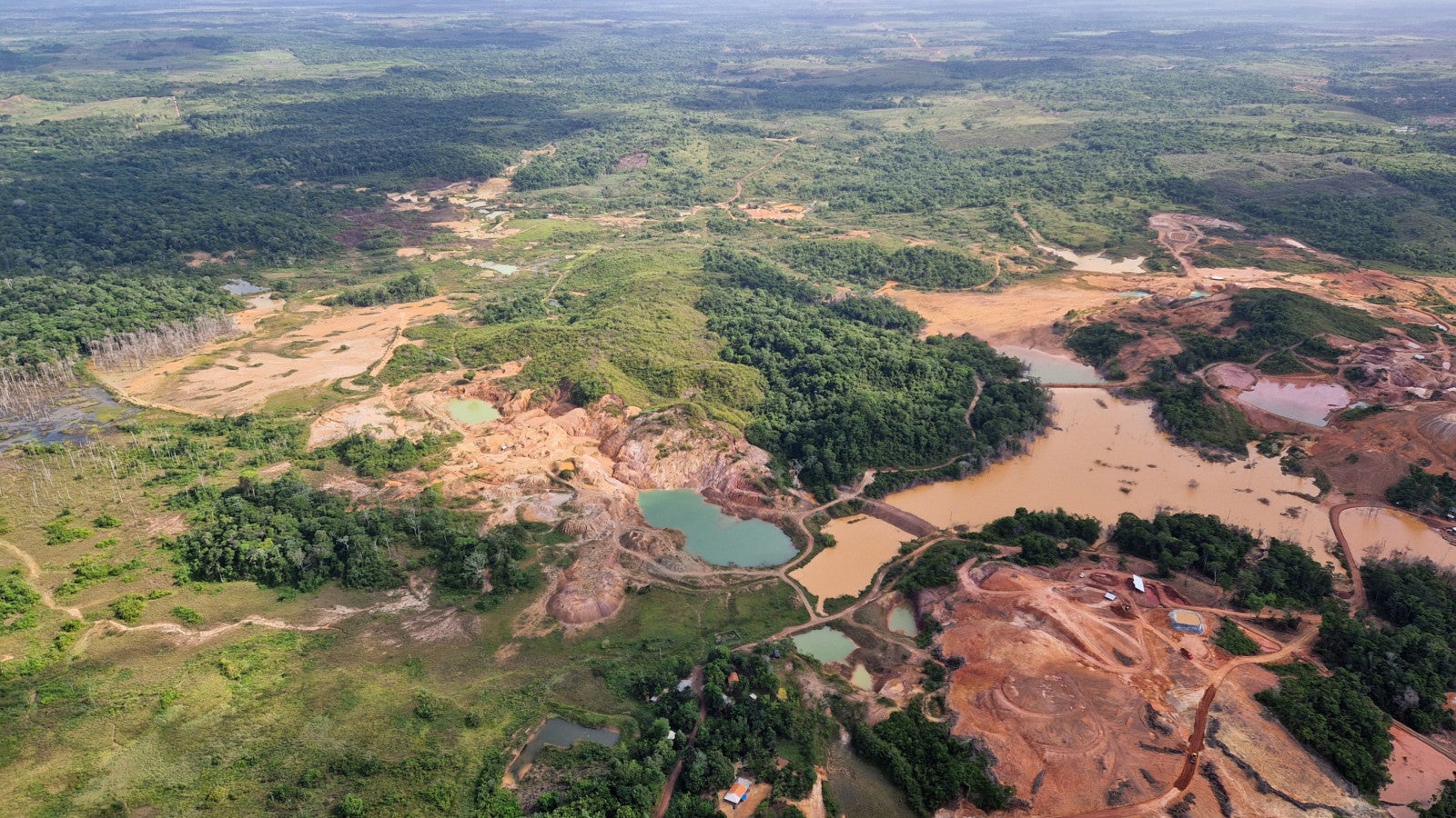 Brasilien, Cachoeira do Piria: Legale und illegale Goldminen nahe der Gemeinde Cachoeira do Piri&aacute;. Foto: Larissa Schwedes/dpa