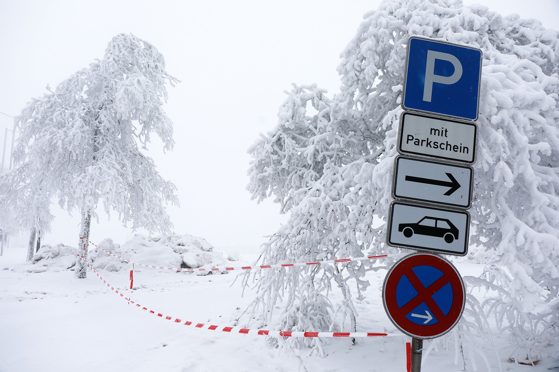 dpatopbilder - 07.01.2021, Nordrhein-Westfalen, Winterberg: Ein Parkplatz auf dem Kahlen Asten ist gesperrt. Wintersportorte und Ausflugsziele in Nordrhein-Westfalen wappnen sich f&uuml;r einen m&ouml;glichen Ansturm am kommenden Wochenende. Foto: Oliver Berg/dpa +++ dpa-Bildfunk +++