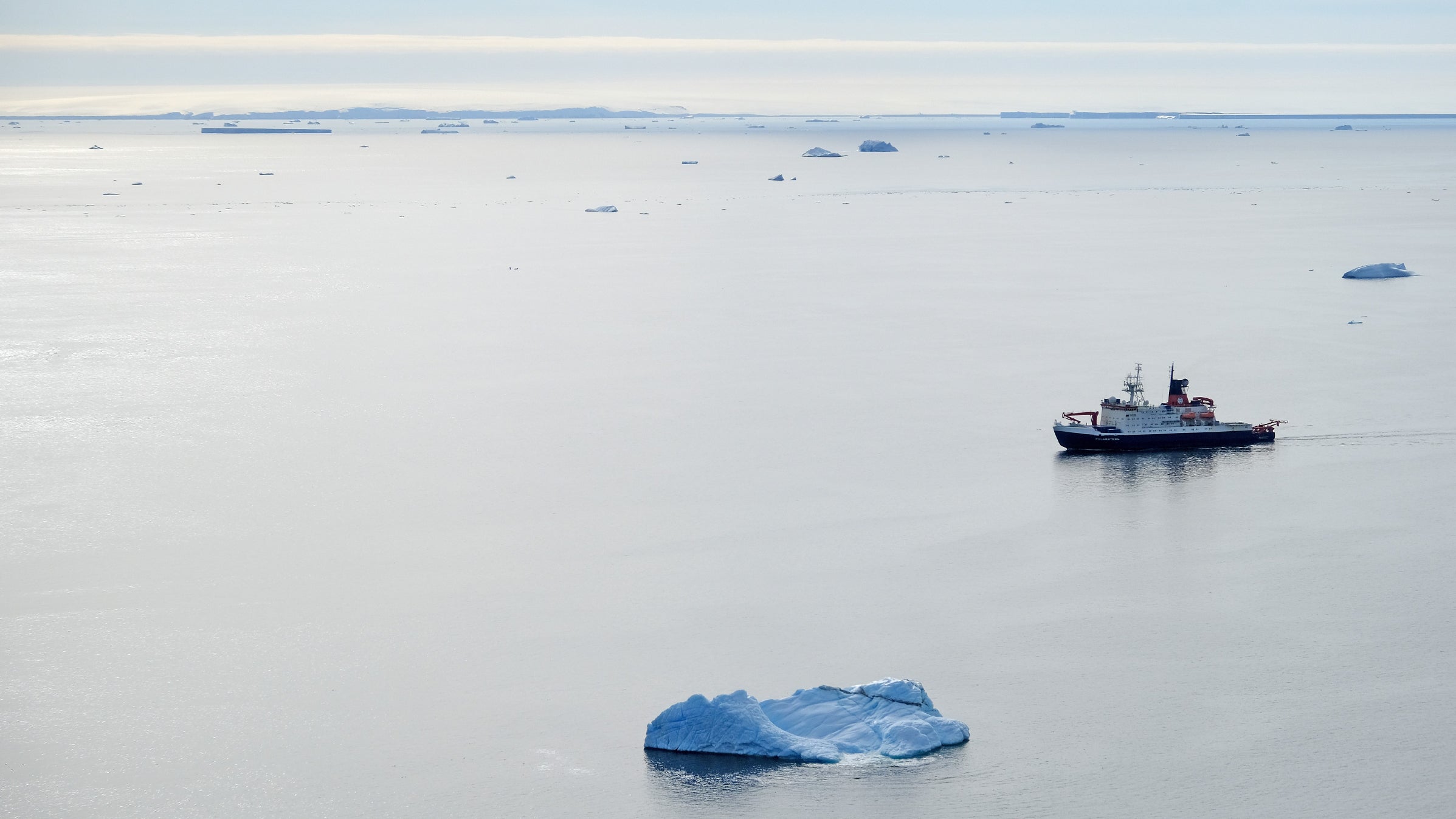 HANDOUT - 22.01.2023, Antarktis, Bellingshausenmeer: Polarstern im Januar 2023 im eisfreien Bellingshausenmeer, Westantarktis. Die Meereisausdehnung in der sommerlichen Antarktis hat am 8. Februar 2023 ein Rekordminimum erreicht: Satellitendaten zeigten, dass nur eine Fl&auml;che von 2,2 Millionen Quadratkilometern des S&uuml;dlichen Ozeans von Meereis bedeckt sei, teilte das Bremerhavener Alfred-Wegener-Institut (AWI) am Freitag mit. (zu dpa "Antarktische Meereisbedeckung so gering wie noch nie") Foto: Daniela Roehnert/Alfred-Wegener-Institut, Helmhol/dpa - ACHTUNG: Nur zur redaktionellen Verwendung im Zusammenhang mit der aktuellen Berichterstattung und nur mit vollst&auml;ndiger Nennung des vorstehenden Credits +++ dpa-Bildfunk +++