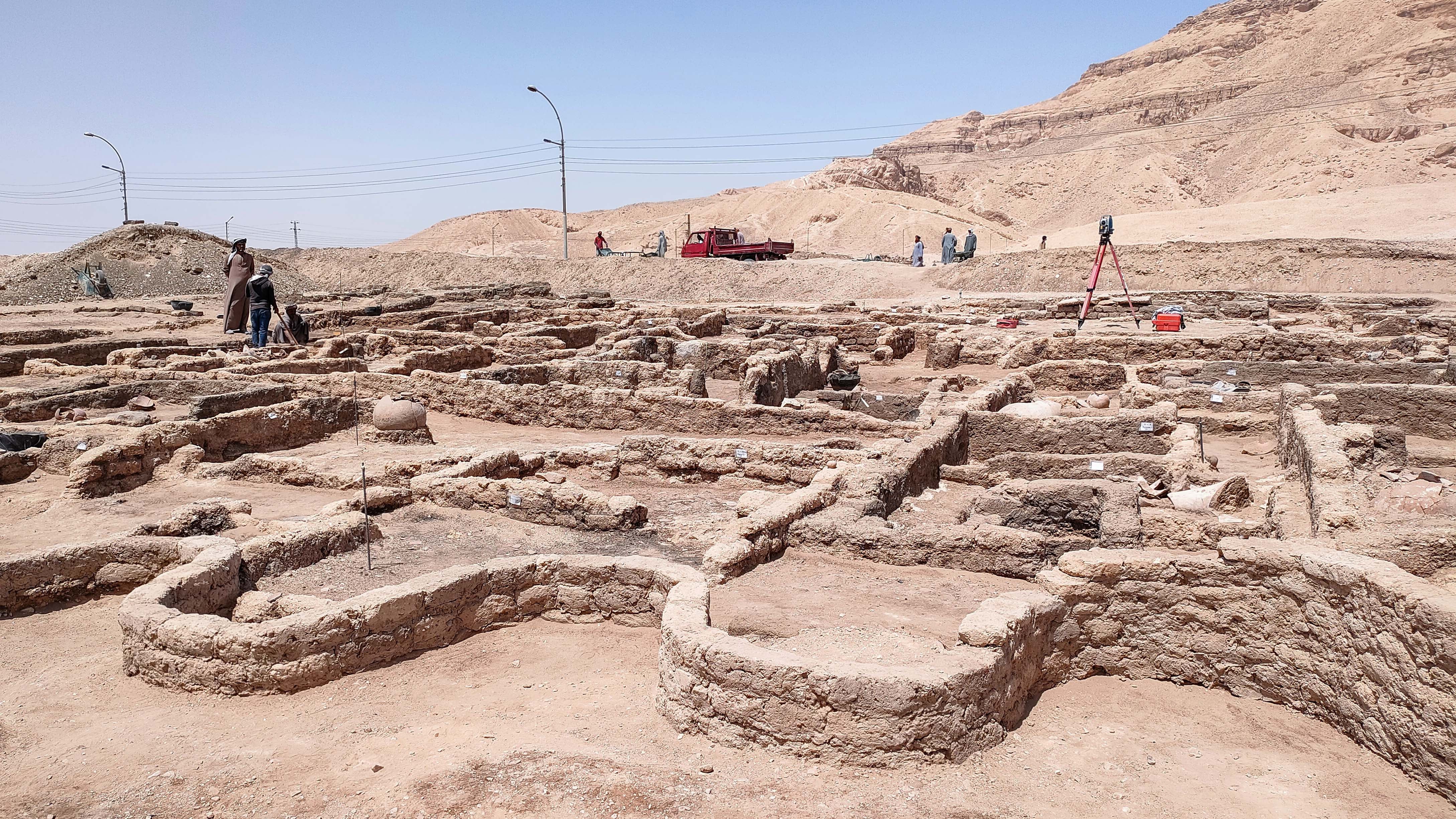 09.04.2021, &Auml;gypten, Luxor: Gesamtansicht der 3000 Jahre alten Ruinen der von &auml;gyptischen Arch&auml;ologen entdeckten &laquo;verlorenen Stadt&raquo; im heutigen Luxor. Der Fund gelte als der wichtigste seit Tutanchamuns Grab im Jahr 1922. Die antike Stadt stamme aus der Zeit des alt&auml;gyptischen K&ouml;nigs Amenophis III., der &Auml;gypten von 1391-1353 v. Chr. regierte, sagte der Expeditionsleiter Hawass. Foto: STR/dpa +++ dpa-Bildfunk +++