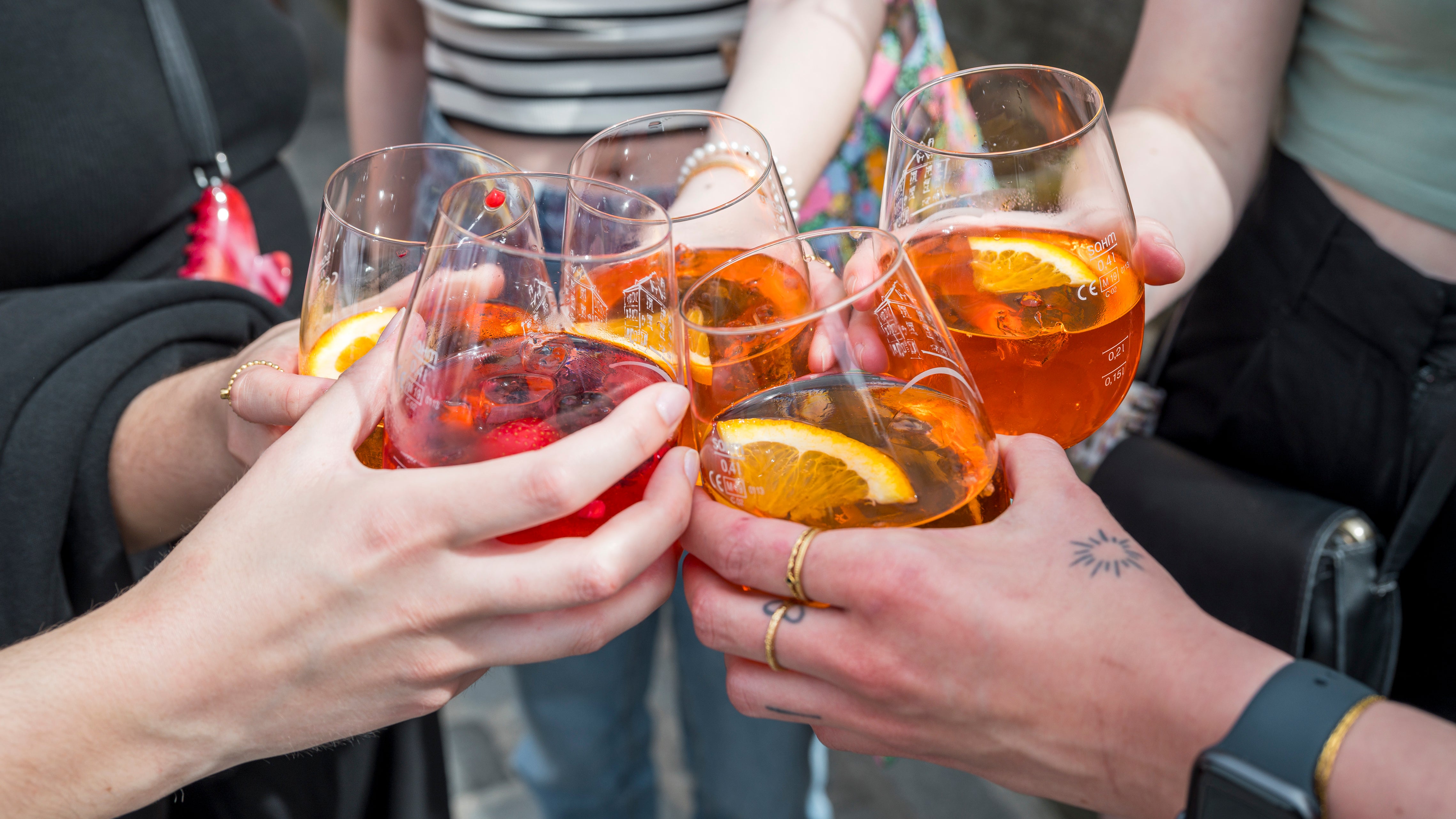 F&uuml;nf Personen sto&szlig;en mit Aperol Spritz an. (Symbolbild) (Daniel Vogl/dpa)
