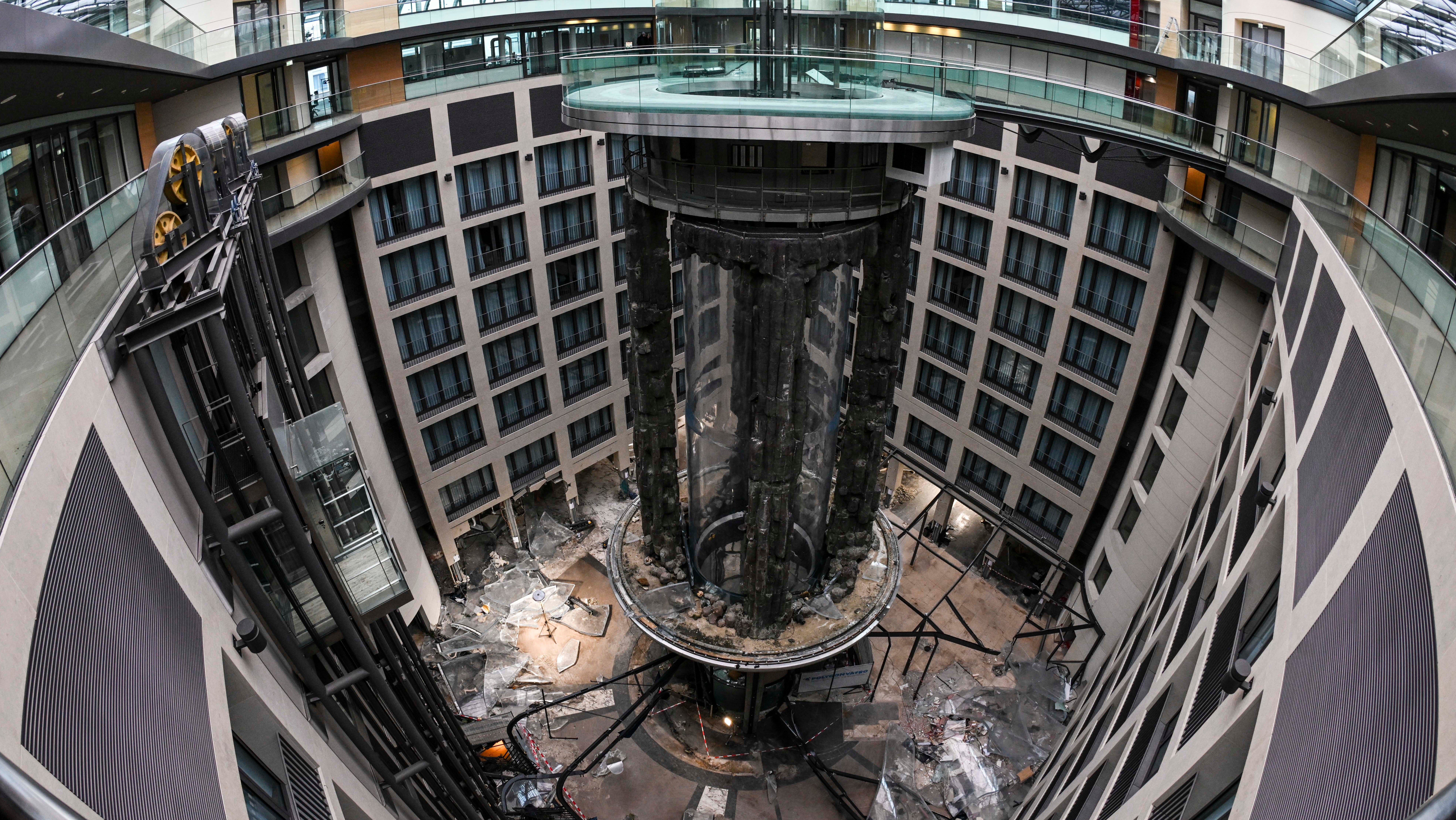 20.01.2023, Berlin: Der zerst&ouml;rte Zylinder des Aquadoms und Reste der Acrylverkleidung sind f&uuml;nf Wochen nach dem Platzen des Gro&szlig;aquariums in der Hotellobby in einem Geb&auml;udeteil des CityQuartier DomAquaree zu sehen (Aufnahme mit Fisheye Objektiv). (Jens Kalaene/dpa)
