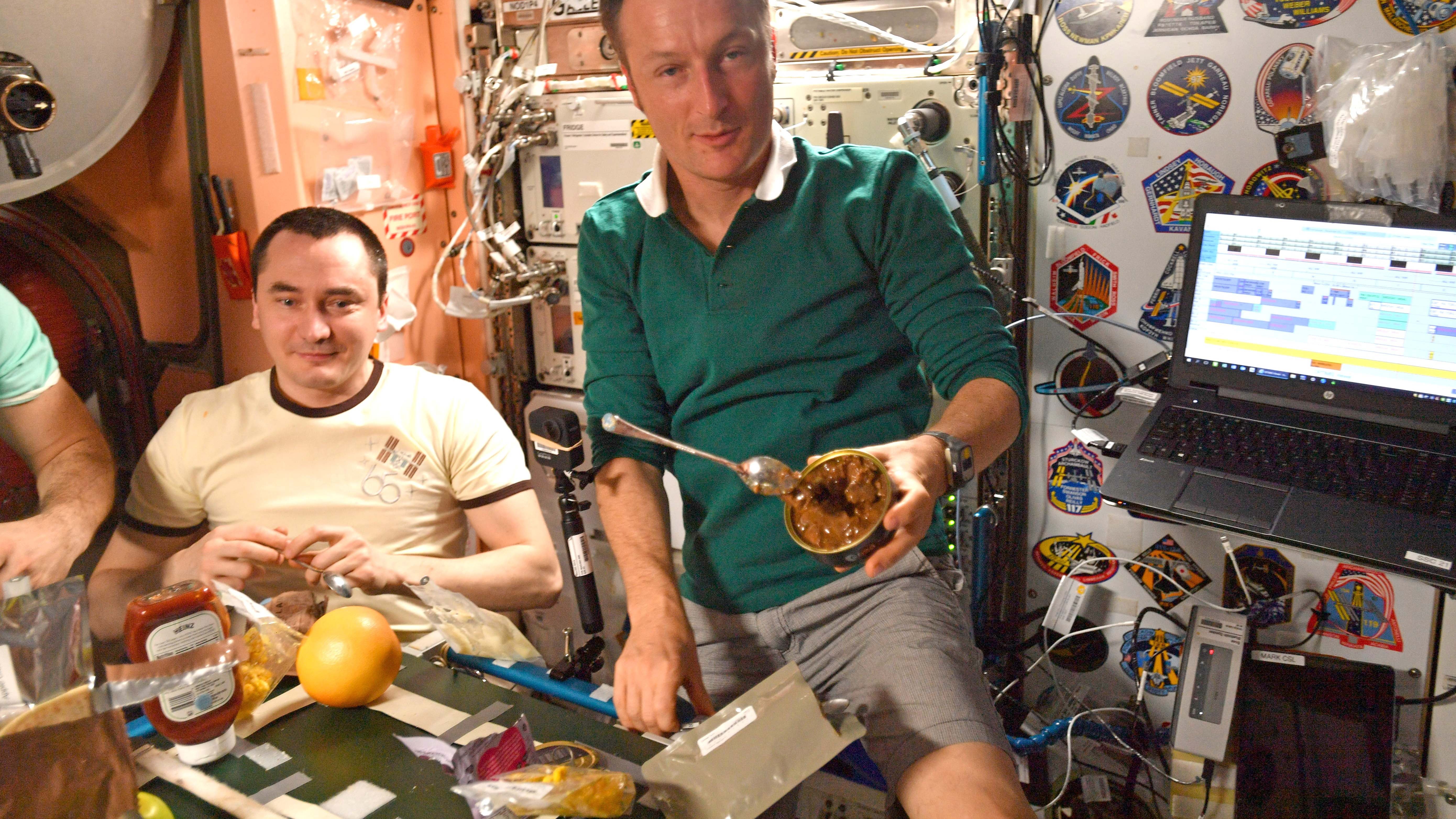 HANDOUT - 25.11.2021, ---: Der deutsche Astronaut Matthias Maurer (M) feiert Thanksgiving mit seinen Kollegen auf der ISS. Maurer ver&circ;ffentlichte diese Bilder mit der Bildunterschrift: &acute;Eines der besten Dinge an der internationalen Zusammenarbeit? Das Teilen internationaler Feste und Kulturen. Ich bin dankbar f&cedil;r alle meine Crew-Kollegen hier oben auf der Internationalen Raumstation und f&cedil;r alle, die unsere Mission von der Erde aus unterst&cedil;tzen&ordf;. Foto: NASA/ESA/dpa - ACHTUNG: Nur zur redaktionellen Verwendung und nur mit vollst&permil;ndiger Nennung des vorstehenden Credits +++ dpa-Bildfunk +++