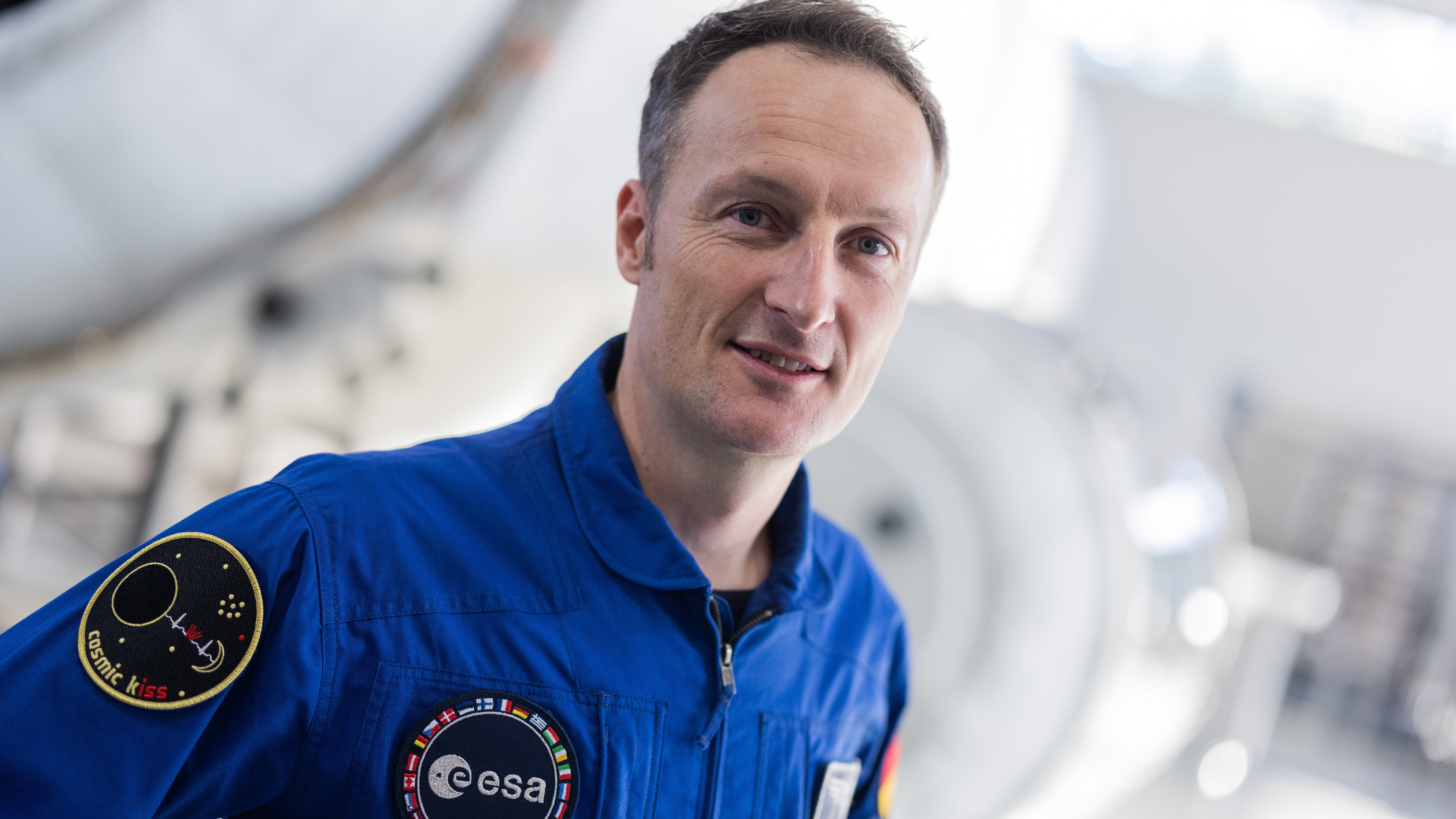 Nordrhein-Westfalen, K&ouml;ln: Matthias Maurer, deutscher Astronaut, steht vor einer Pressekonferenz im Europ&auml;ischen Astronautenzentrum (EAC) der ESA in der Trainingshalle.