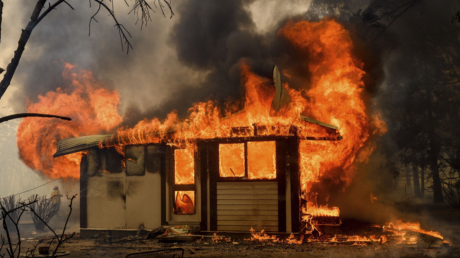 dpatopbilder - 23.01.2020, Australien, Bundanoon: Ein Haus in der N&auml;he von Bundanoon brennt nieder. In den Brandgebieten von Australien hat sich die Lage wieder zugespitzt. Foto: Noah Berger/AP/dpa ++