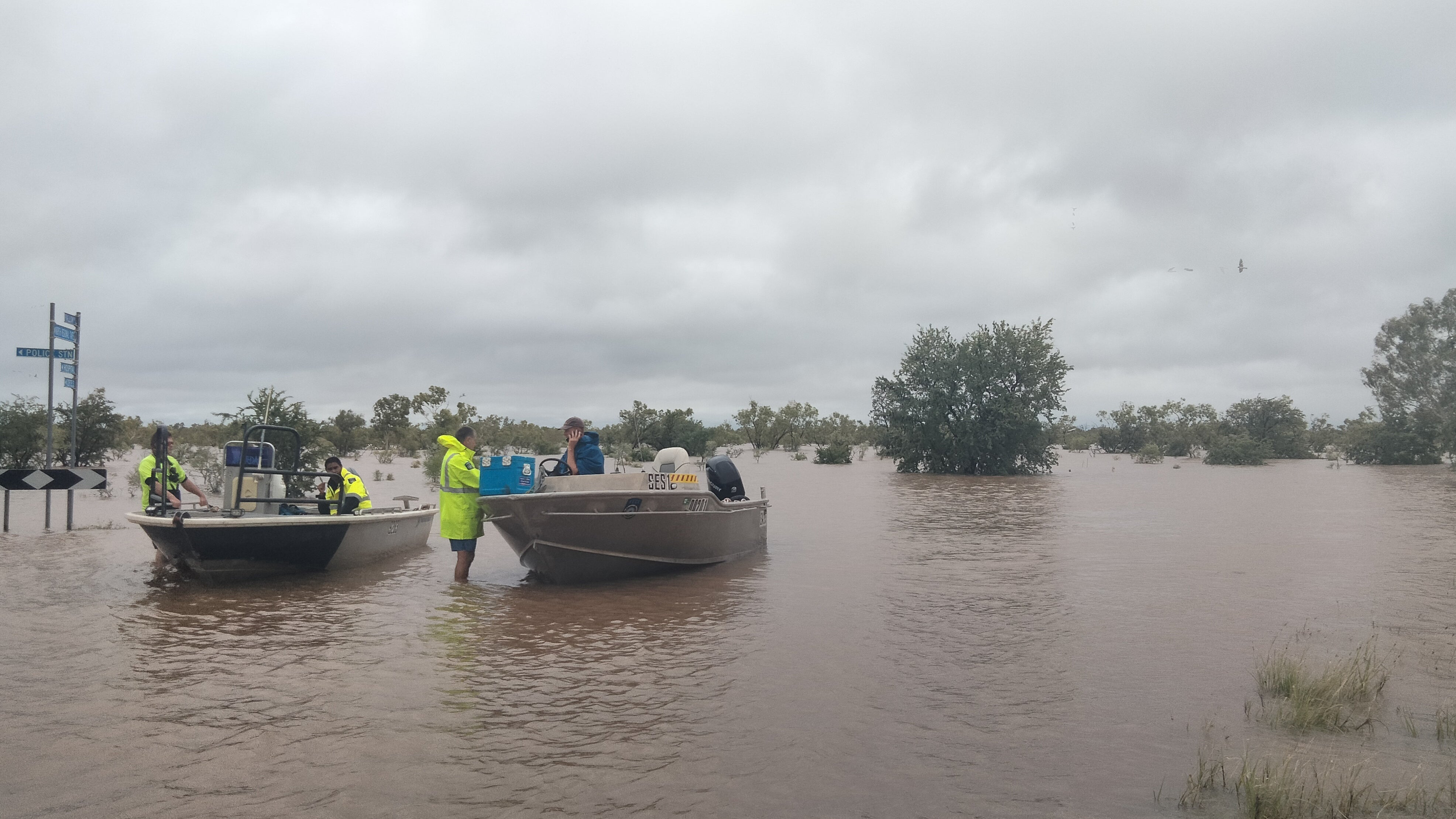 04.01.2023, Australien, Kimberly: &Uuml;berschwemmungen in der Region Kimberly in Westaustralien. Nach extrem heftigen Regenf&auml;llen sind mehrere Ortschaften in der Kimberley-Region in Westaustralien komplett &uuml;berschwemmt. Foto: Supplied/Andrea Myers/AAP/dpa +++ dpa-Bildfunk +++

