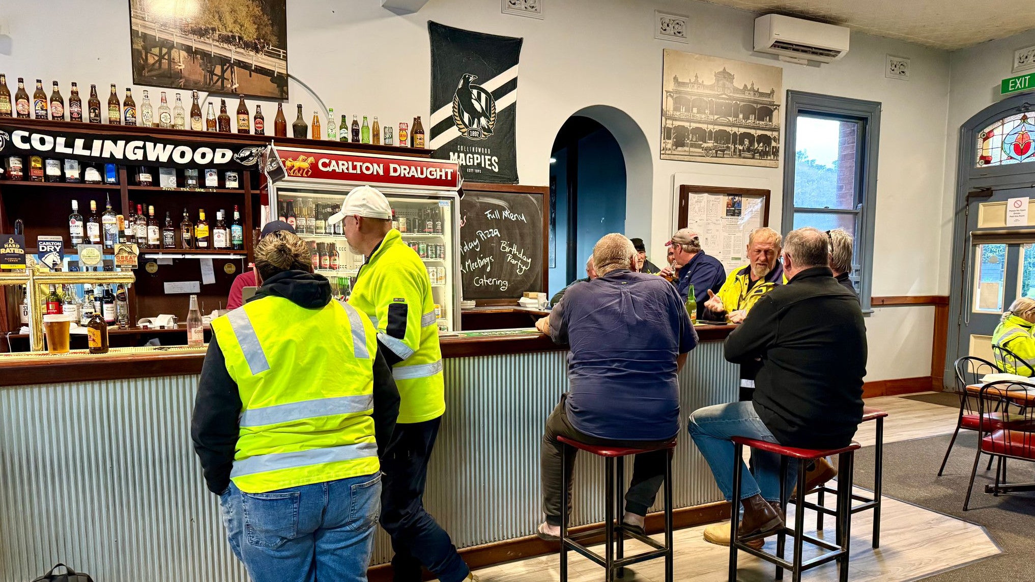 18.09.2025, Australien, Greenbushes: Im &Ouml;rtchen Greenbushes gibt es zwei historische Pubs, wo die Minenarbeiter nach getaner Arbeit entspannen. (Carola Frentzen/dpa)