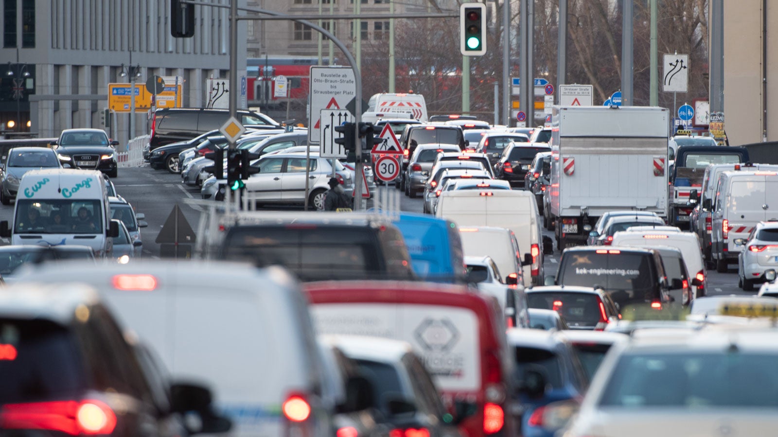 ARCHIV - 11.02.2019, Berlin: Dicht an dicht stehen Fahrzeuge auf der Gertraudenstra&szlig;e. (zu dpa "Auf deutschen Stra&szlig;en zw&ouml;lf Prozent mehr Autos binnen zehn Jahren") Foto: Paul Zinken/dpa +++ dpa-Bildfunk +++
