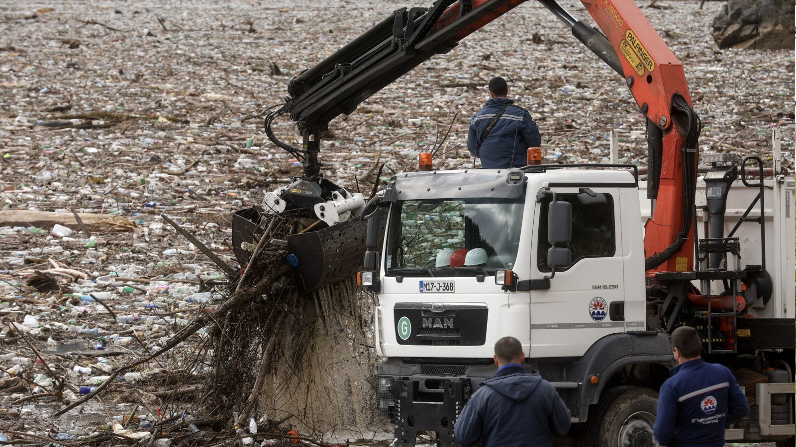 05.02.2026, Bosnien-Herzegowina, Visegrad: Arbeiter setzen einen Kran ein, um Abf&auml;lle zu entfernen, die den Fluss Drina in Visegrad verstopfen. (zu dpa: &laquo;Bericht: Ohne Naturschutz riskieren Unternehmen ihre Zukunft&raquo;) Foto: Armin Durgut/AP/dpa +++ dpa-Bildfunk