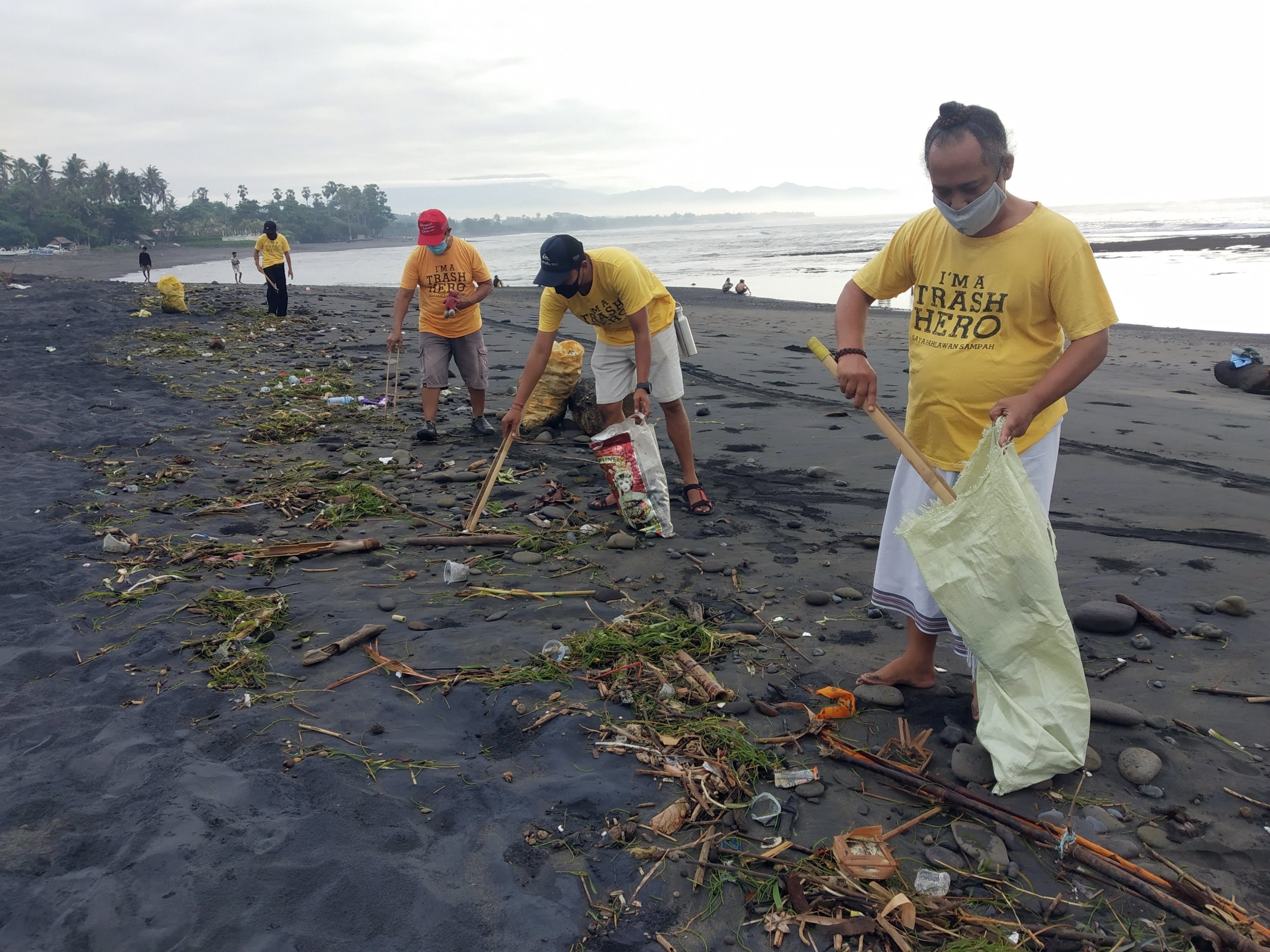 HANDOUT - 29.01.2021, Indonesien, Saba Beach auf Bali: Undatiert: Teilnehmer einer M&uuml;llsammelaktionen von "Trash Hero" sammeln an einem Strand mit langen Zangen Unrat auf. Die M&uuml;ll-Misere auf Bali ist zu einem j&auml;hrlich wiederkehrenden Ph&auml;nomen geworden. Bei den &laquo;M&uuml;llhelden&raquo; handelt es sich um eine weltweit t&auml;tige Freiwilligenbewegung von gemeindebasierten Organisationen, die Menschen zusammenbringt, um Abf&auml;lle zu sammeln, der Natur zu helfen und das Bewusstsein f&uuml;r Umweltschutz zu st&auml;rken. Foto: -/Trash Hero Indonesia/dpa - ACHTUNG: Nur zur redaktionellen Verwendung im Zusammenhang mit der aktuellen Berichterstattung und nur mit vollst&auml;ndiger Nennung des vorstehenden Credits +++ dpa-Bildfunk +++