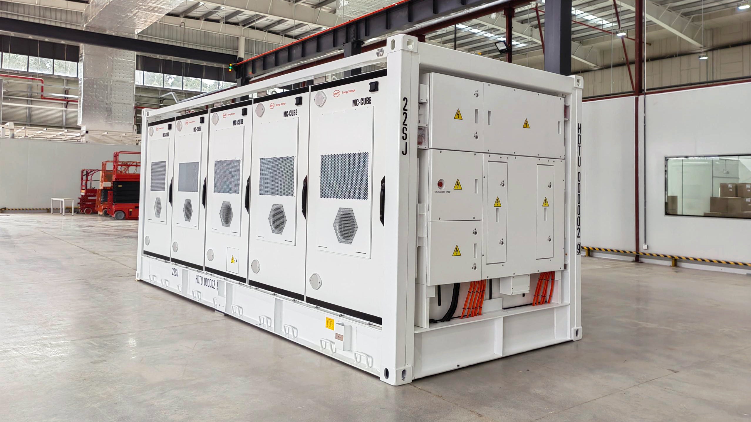 20.12.2023, China: Batteriespeicherkontainer von BYD, MC-Cube, stehen in einer Fabrik. Diese Speicher werden von Eco Stor unter anderem f&uuml;r die Gro&szlig;speicherprojekte in Bollingstedt (64 davon) und Trossingen (192 davon) verwendet. (ECO STOR GmbH/dpa)