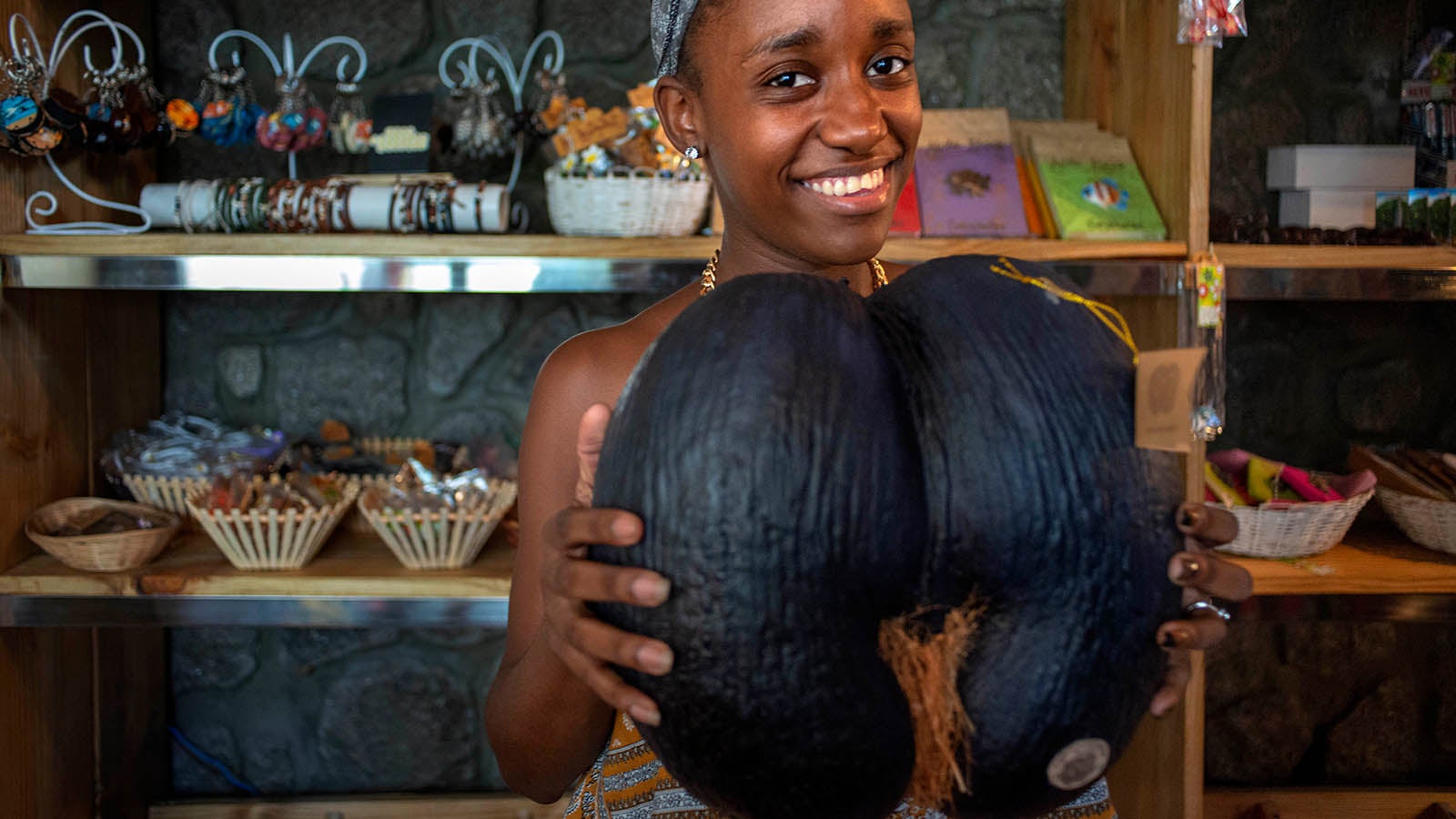  Seychellen, Mahe: Eine Frau h&auml;lt eine Coco de Mer, Doppel-Kokosnuss (Lodoicea maldivica) in den H&auml;nden. Foto: Sergi Reboredo/ZUMA Wire/dpa 