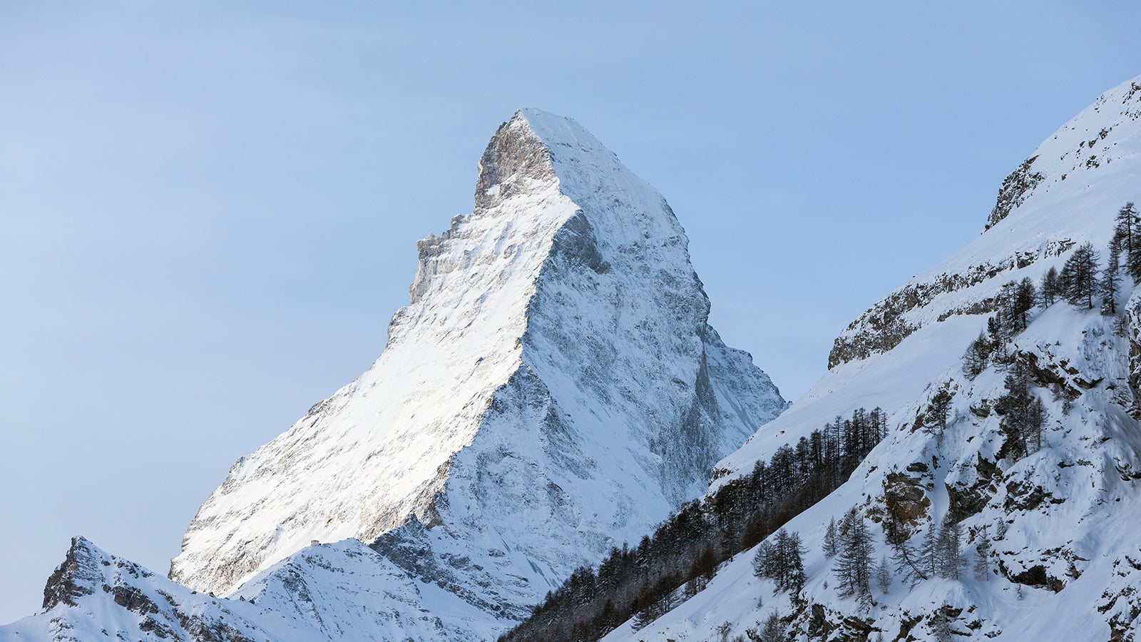 ARCHIV - 10.01.2018, Schweiz, Zermatt: Schnee liegt auf dem Matterhorn. Das Matterhorn steht nur scheinbar starr und unbeweglich in der Schweizer Landschaft, in Wirklichkeit schwingt es. Das haben Forscher jetzt in der Fachzeitschrift &laquo;Earth and Planetary Science Letters&raquo; beschrieben. (Zu dpa "Das Matterhorn schwingt hin und her") Foto: Dominic Steinmann/KEYSTONE/dpa +++ dpa-Bildfunk +++