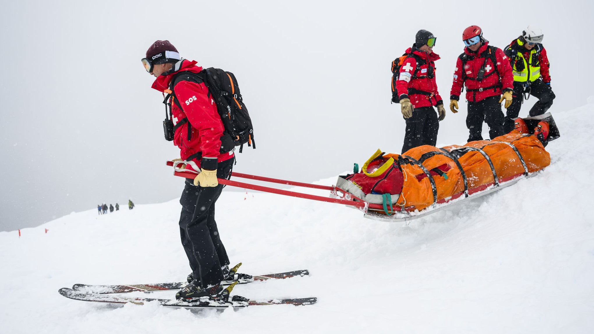 Bergretter sind oft unter widrigsten Wetterbedingungen im Einsatz (Archivbild) (Jean-Christophe Bott/KEYSTONE/dpa)

