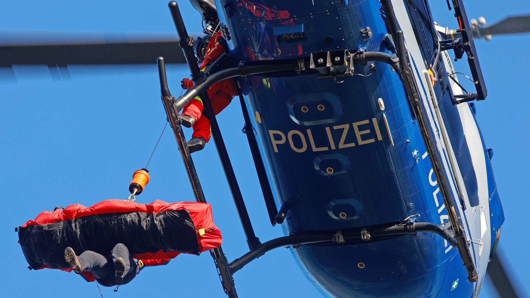 Bei Bergrettungen entstehen schnell Kosten von tausenden Euro. (Archivbild) (Matthias Bein/dpa)

