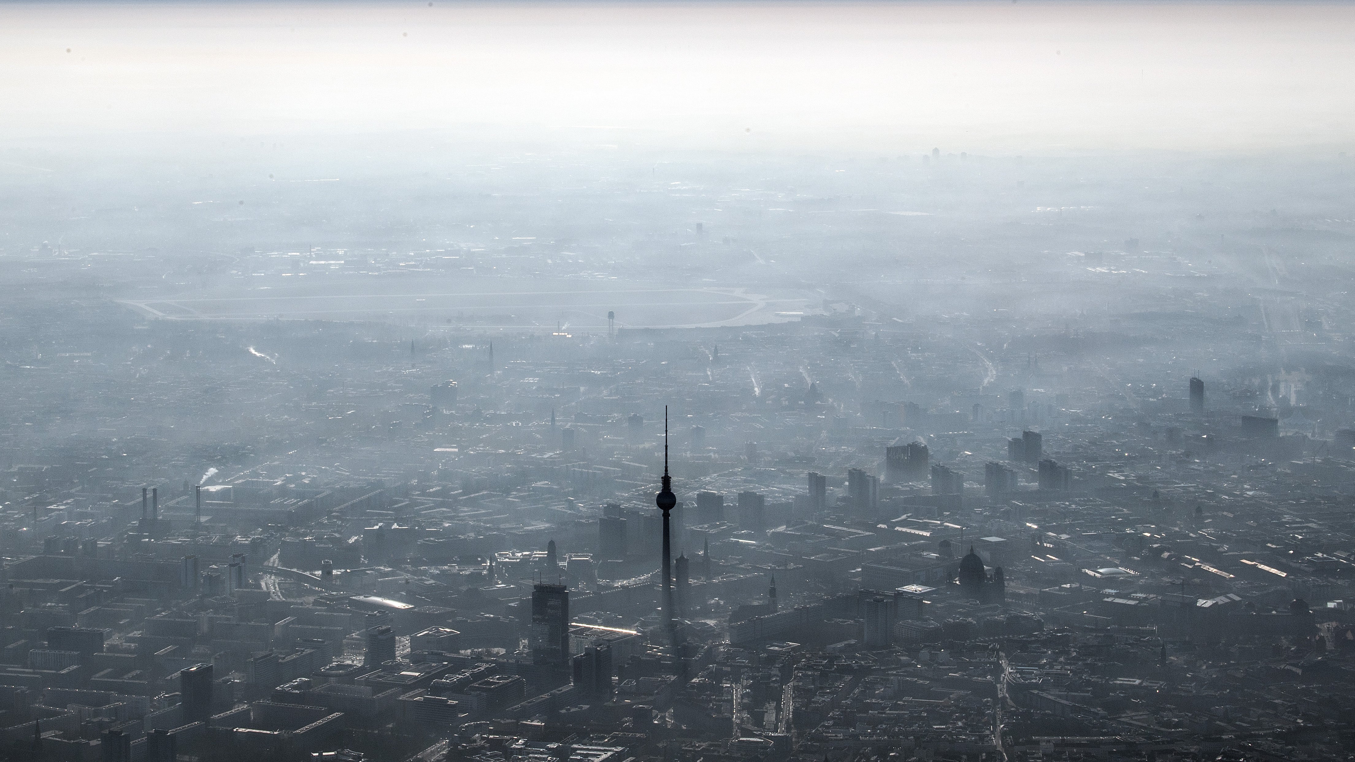 ARCHIV - 14.02.2017, Berlin: Unter einer Dunstglocke liegt die Hauptstadt. Gut zu sehen ist der Fernsehturm am Alexanderplatz. (zu dpa &laquo;Schlechte Luft macht Kindern und Jugendlichen in Europa zu schaffen&raquo;) Foto: Federico Gambarini/dpa +++ dpa-Bildfunk +++