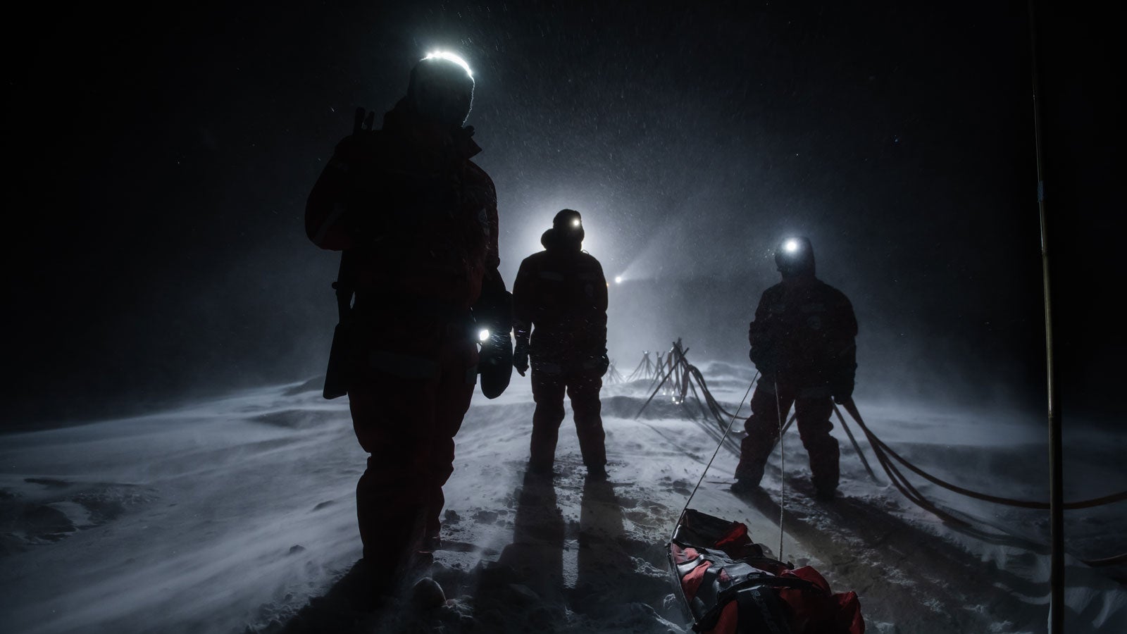 HANDOUT - 04.12.2019, Arktis: Das Handout vom Prestel Verlag zeigt Wissenschaftler in der Arktis w&auml;hrend eines Schneesturms beim Zur&uuml;ckkehren zum Forschungsschiff Polarstern. Bei der Arktis-Expedition lie&szlig; sich das Schiff &laquo;Polarstern&raquo; ein Jahr an einer Scholle festfrieren. Mit an Bord war die Fotografin Esther Horvath. Ihr Bildband &laquo;Expedition Arktis&raquo; zeigt eine bizarre Welt, die es bald so nicht mehr geben wird. Foto: Esther Horvath/Prestel Verlag/dpa - (ACHTUNG: Verwendung nur zu redaktionellen Zwecken im Rahmen der aktuellen Berichterstattung &uuml;ber den Bildband &middot;Expedition Arktis&middot; und bei Nennung der Quelle &middot;Esther Horvath 2020 / Prestel Verlag&middot;) +++ dpa-Bildfunk +++