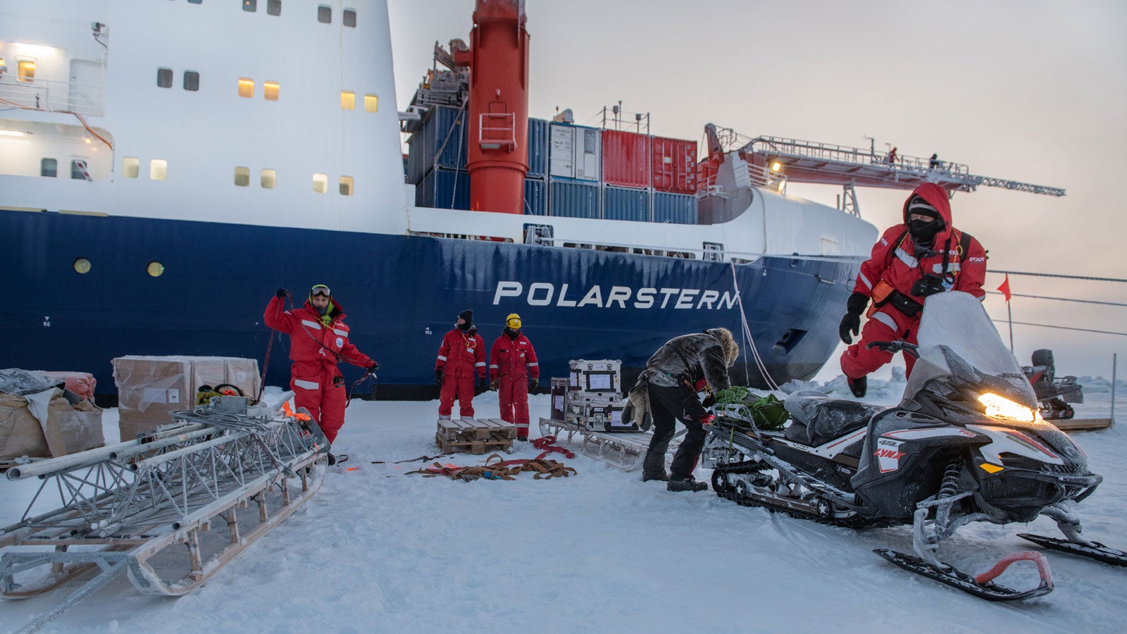 HANDOUT - 11.10.2019, Arktis: Das Handout vom Prestel Verlag zeigt Wissenschaftler beim Ausladen von Forschungsinstrumenten vom Forschungsschiff Polarstern. Bei der Arktis-Expedition lie&szlig; sich das Schiff &laquo;Polarstern&raquo; ein Jahr an einer Scholle festfrieren. Mit an Bord war die Fotografin Esther Horvath. Ihr Bildband &laquo;Expedition Arktis&raquo; zeigt eine bizarre Welt, die es bald so nicht mehr geben wird. Foto: Esther Horvath/Prestel Verlag/dpa - (ACHTUNG: Verwendung nur zu redaktionellen Zwecken im Rahmen der aktuellen Berichterstattung &uuml;ber den Bildband &middot;Expedition Arktis&middot; und bei Nennung der Quelle &middot;Esther Horvath 2020 / Prestel Verlag&middot;) +++ dpa-Bildfunk +++