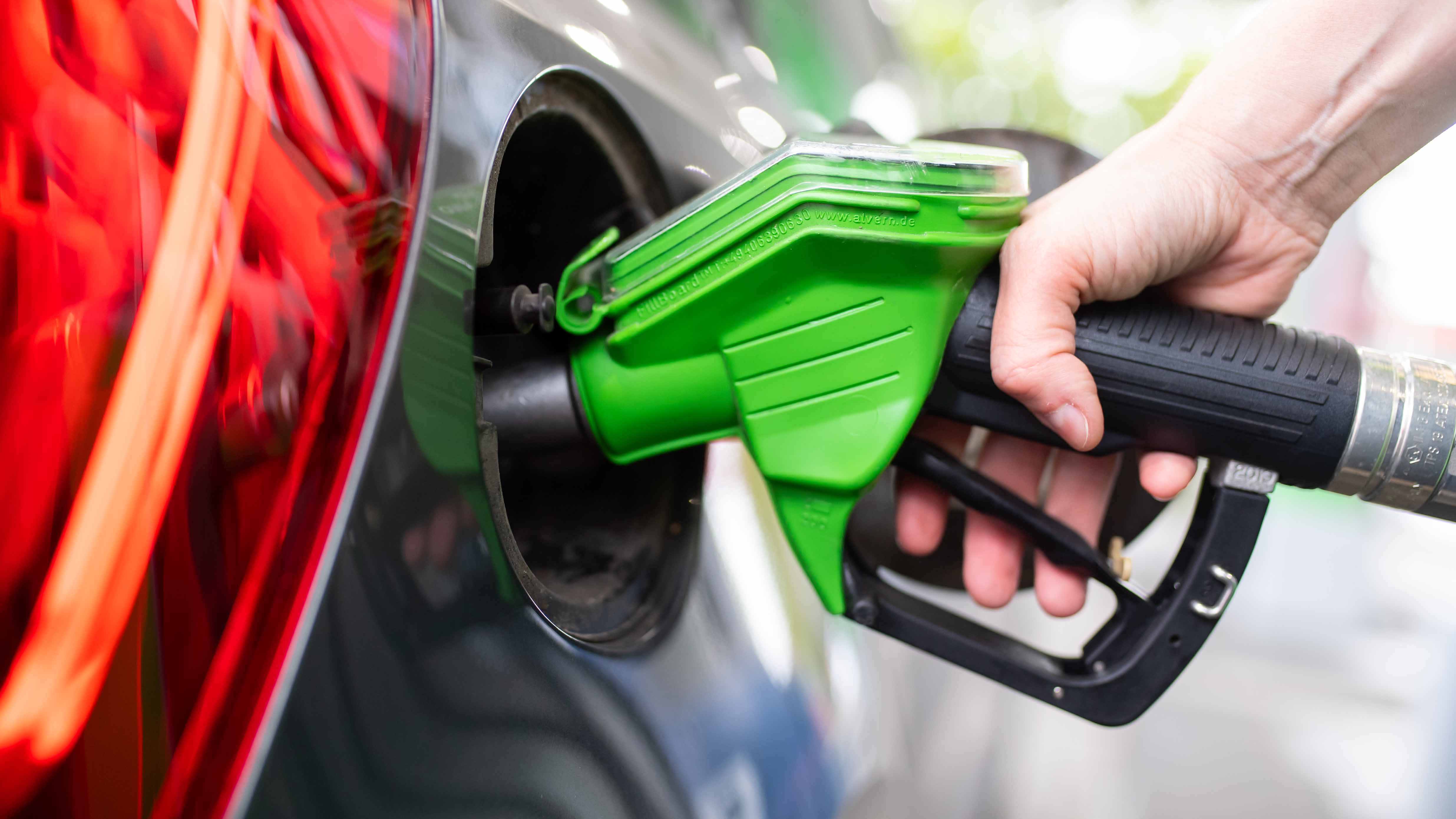ARCHIV - 06.09.2020, Bayern, M&cedil;nchen: Eine Frau h&permil;lt an einer Tankstelle an einer Zapfs&permil;ule eine Zapfpistole in der Hand und betankt ein Auto.   (zu dpa: &acute;Kraftstoff aus K&cedil;chenresten&ordf;) Foto: Sven Hoppe/dpa +++ dpa-Bildfunk +++