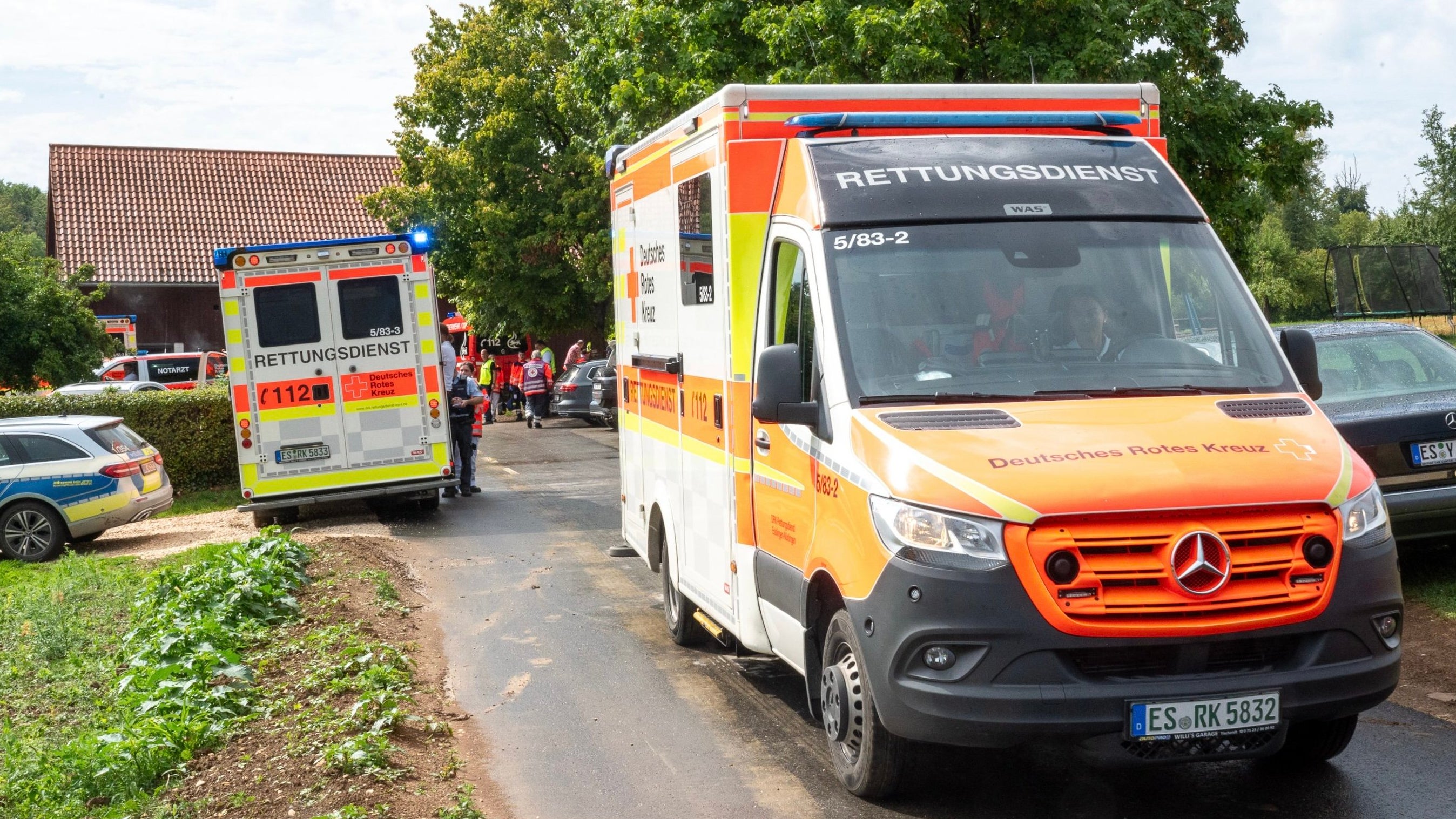 12.08.2023, Baden-W&uuml;rttemberg, Unterensingen: Rettungsdienste stehen nahe der Ungl&uuml;cksstelle. Beim Einschlag eines Blitzes in einen Baum sind sechs Menschen verletzt worden, drei davon lebensgef&auml;hrlich. Sie h&auml;tten sich wohl am Samstag zum Schutz vor einem Gewitter unter den Baum in der Gemeinde Unterensingen s&uuml;d&ouml;stlich von Stuttgart gestellt, sagte ein Polizeisprecher. (Sascha Baumann/All4foto.de/dpa)

