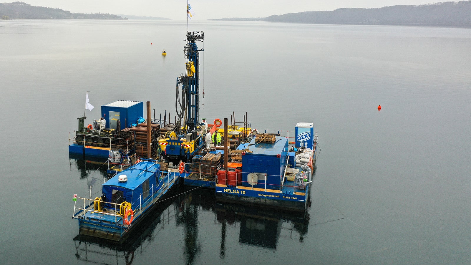 30.03.2022, Baden-W&uuml;rttemberg, Bodman Am Bodensee: Auf einer schwimmenden Plattform auf dem Bodensee vor Bodman finden Probebohrungen f&uuml;r das Projekt "Zukunftsquelle. Wasser f&uuml;r Generationen" der Bodensee-Wasserversorgung statt (Luftaufnahme mit Drohne). Damit soll die Trinkwasserversorgung von 320 St&auml;dten und Gemeinden im Land mit etwa vier Millionen Einwohnern gesichert werden. Foto: Felix K&auml;stle/dpa +++ dpa-Bildfunk +++