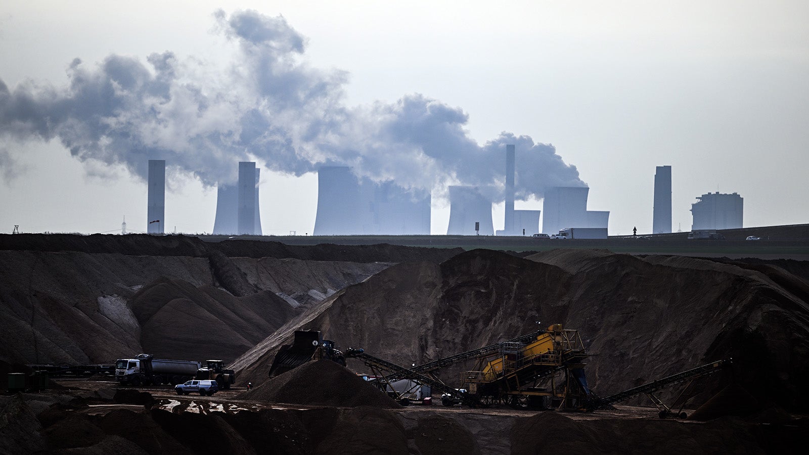 04.04.2022, Nordrhein-Westfalen, Jackerath: Bergbaumaschinen arbeiten im Braunkohletagebau Garzweiler, im Hintergrund das Braunkohlekraftwerk Neurath. Der Weltklimarat will heute einen umfassenden &Uuml;berblick dar&uuml;ber geben, wie der menschengemachte Klimawandel begrenzt werden kann. Der Bericht bildet den aktuellen Forschungsstand dazu ab, welche Ma&szlig;nahmen notwendig und effektiv sind, um die Erderhitzung einzud&auml;mmen und die Klimakatastrophe abzuwenden. Foto: Federico Gambarini/dpa +++ dpa-Bildfunk +++