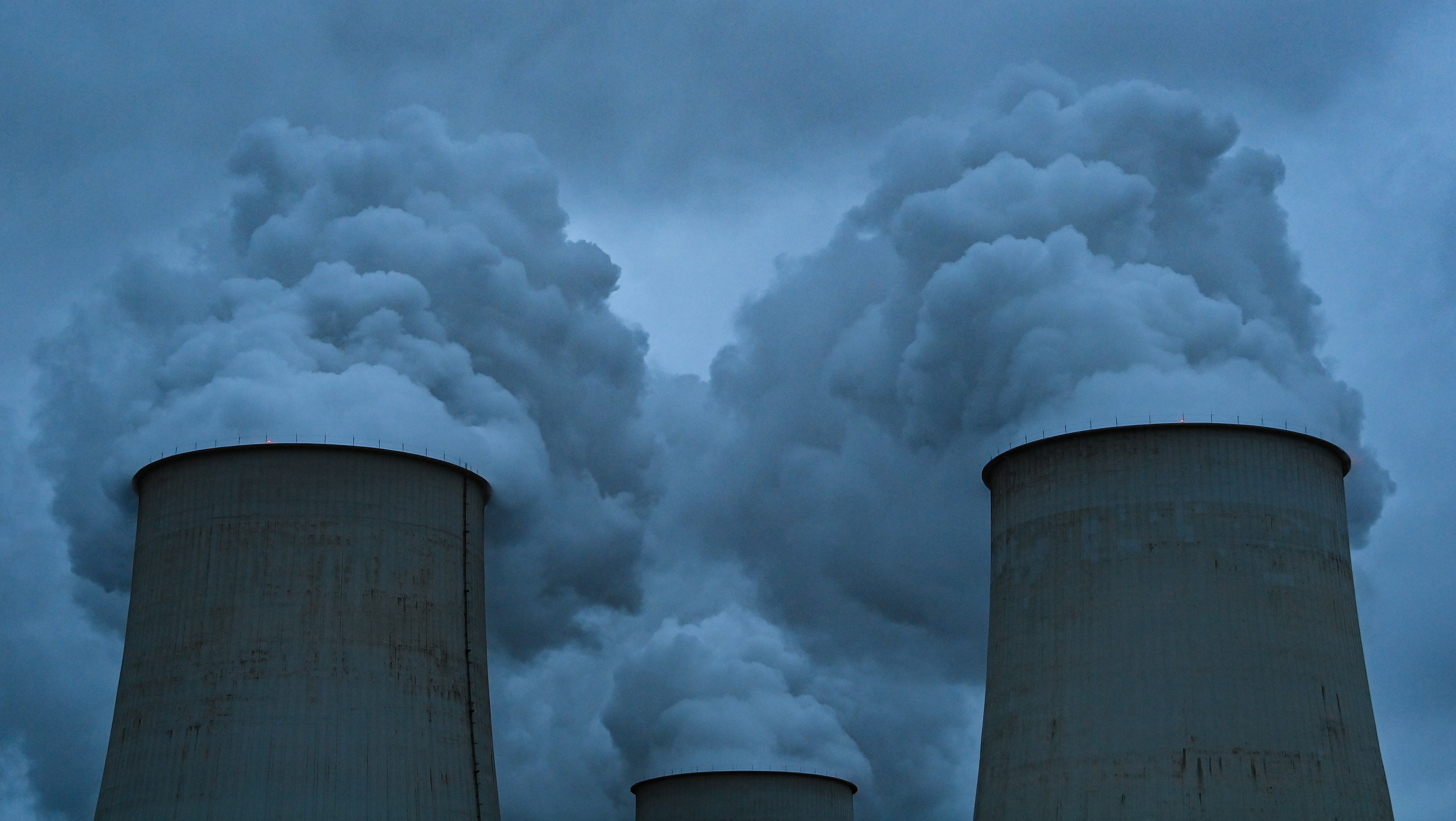 Wasserdampf steigt am fr&uuml;hen Morgen aus den K&uuml;hlt&uuml;rmen des Braunkohlekraftwerks J&auml;nschwalde der Lausitz Energie Bergbau AG (LEAG).