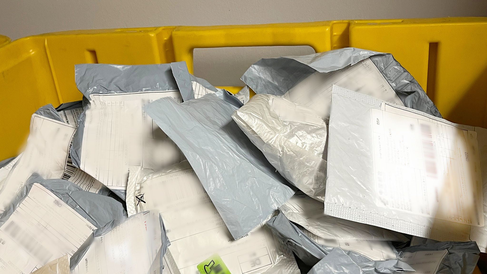 ACHTUNG: Nur zur redaktionellen Verwendung im Zusammenhang mit der aktuellen Berichterstattung und nur mit vollst&auml;ndiger Nennung des vorstehenden Credits 

02.09.2025: Dieses vom Julius K&uuml;hn-Institut (JKI) zur Verf&uuml;gung gestellte Foto zeigt beschlagnahmte Sendungen ohne notwendige Papiere, in denen in vielen F&auml;llen nicht bestelltes Saatgut verschickt wurde. Die Beh&ouml;rden fordern dazu auf, solche Samen zu entsorgen. (K. Kaminski/Julius K&uuml;hn-Institut (JKI)/dpa)
