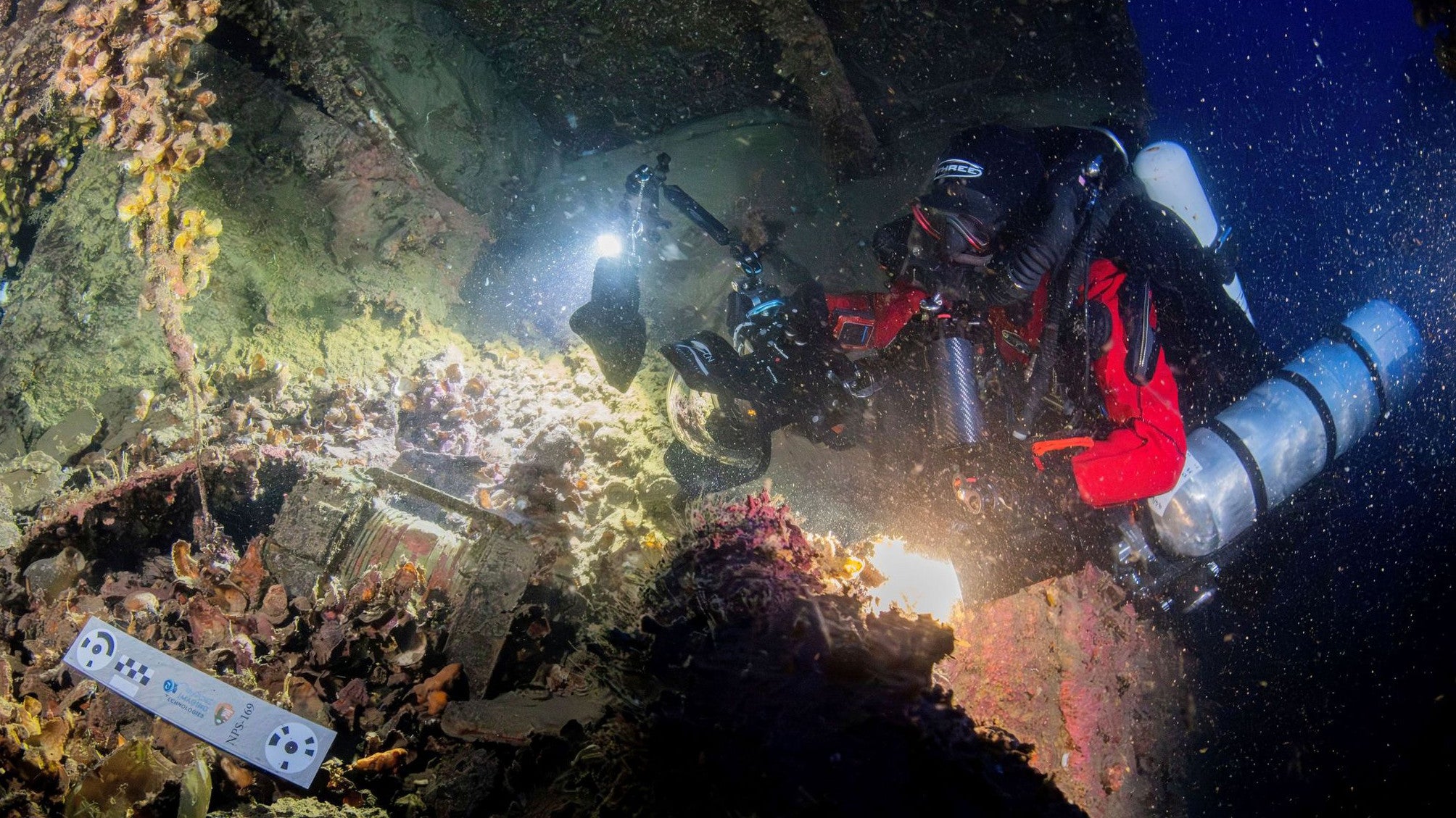 This content is intended for editorial use only. For other uses, additional clearances may be required. Handout - Government Produced

AP PROVIDES ACCESS TO THIS PUBLICLY DISTRIBUTED HANDOUT PHOTO PROVIDED BY GREEK CULTURE MINISTRY; MANDATORY CREDIT.

Auf diesem undatierten Foto, das vom griechischen Kulturministerium am Montag, dem 15. September 2025, zur Verf&uuml;gung gestellt wurde, beleuchten Taucher zum ersten Mal seit dem Untergang des Ozeandampfers Britannic in der &Auml;g&auml;is das Innere des Wracks (Griechisches Kulturministerium via AP)
