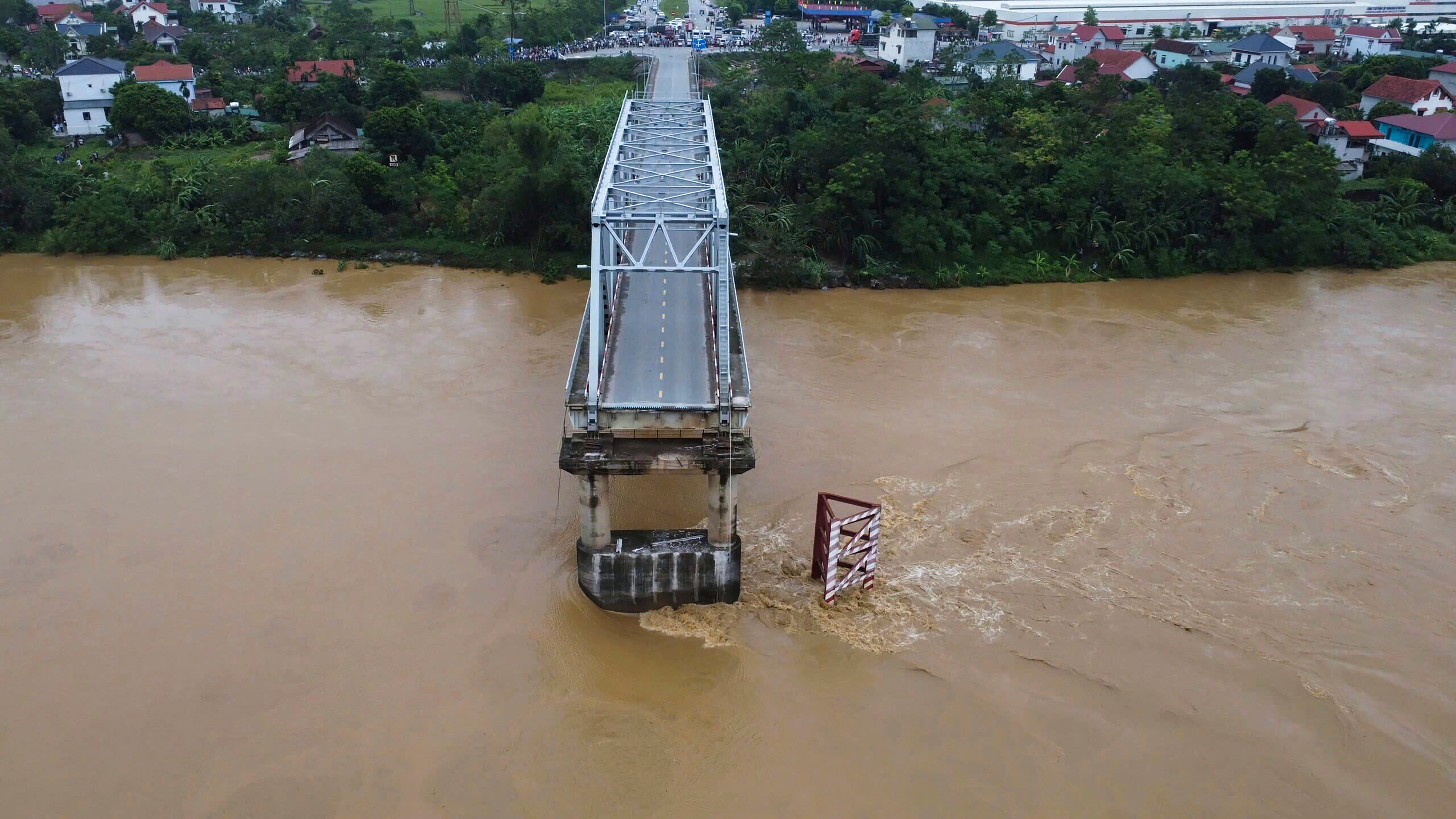 Am Montag, 9. September 2024: Eine Br&uuml;cke ist in der vietnamesischen Provinz Phu Tho aufgrund der &Uuml;berschwemmungen durch den Taifun Yagi eingest&uuml;rzt  (Bui Van Lanh/ VNA via AP)
