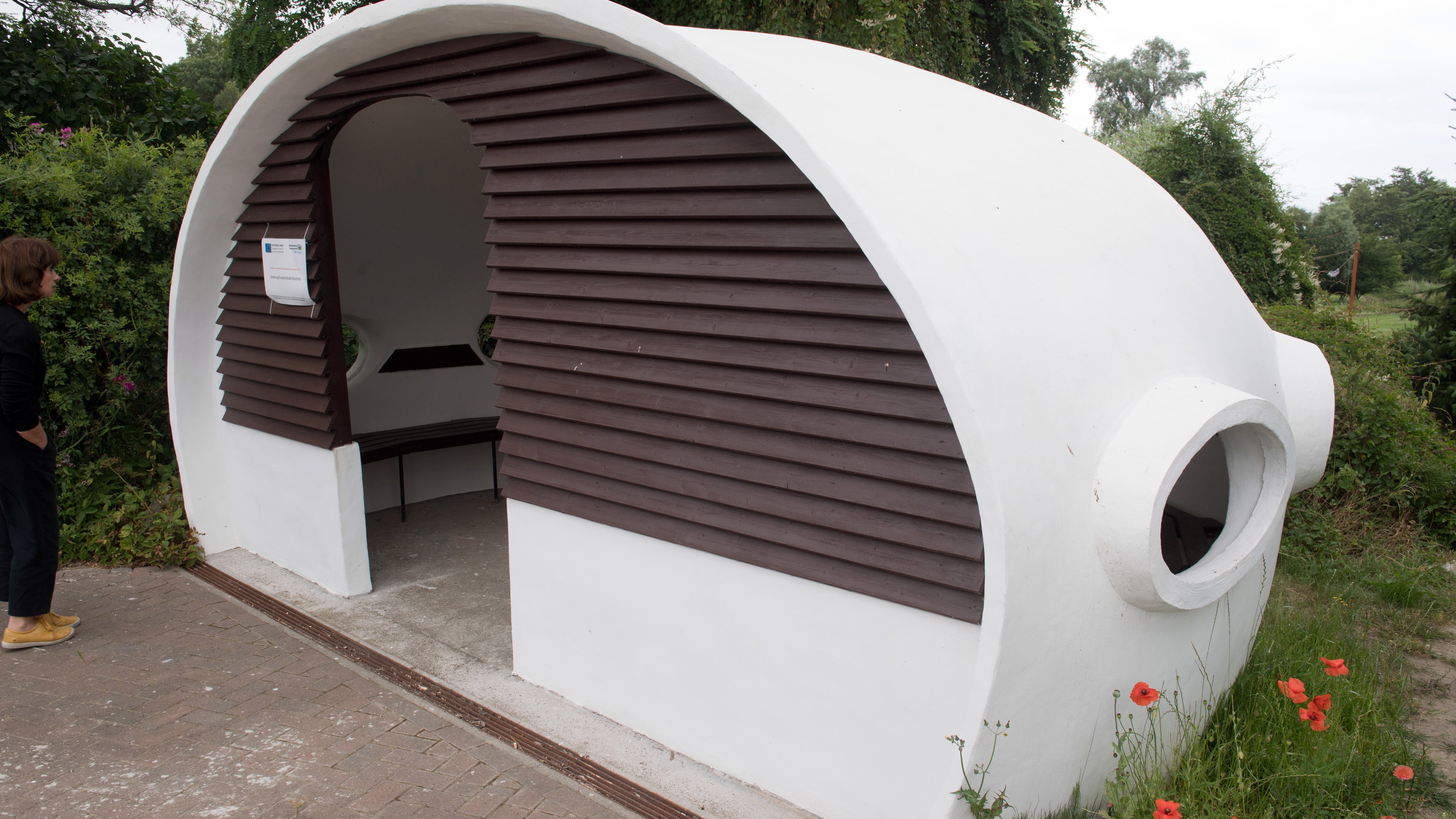 Mecklenburg-Vorpommern, Buschvitz: Eine von Schalenbeton-Baumeister Ulrich M&uuml;ther konstruierte Bushaltestelle auf der Insel R&uuml;gen. Das Warteh&auml;uschen aus dem Jahr 1973 wird im Volksmund auch "Taucherhelm" genannt. (Stefan Sauer/dpa-Zentralbild/dpa)